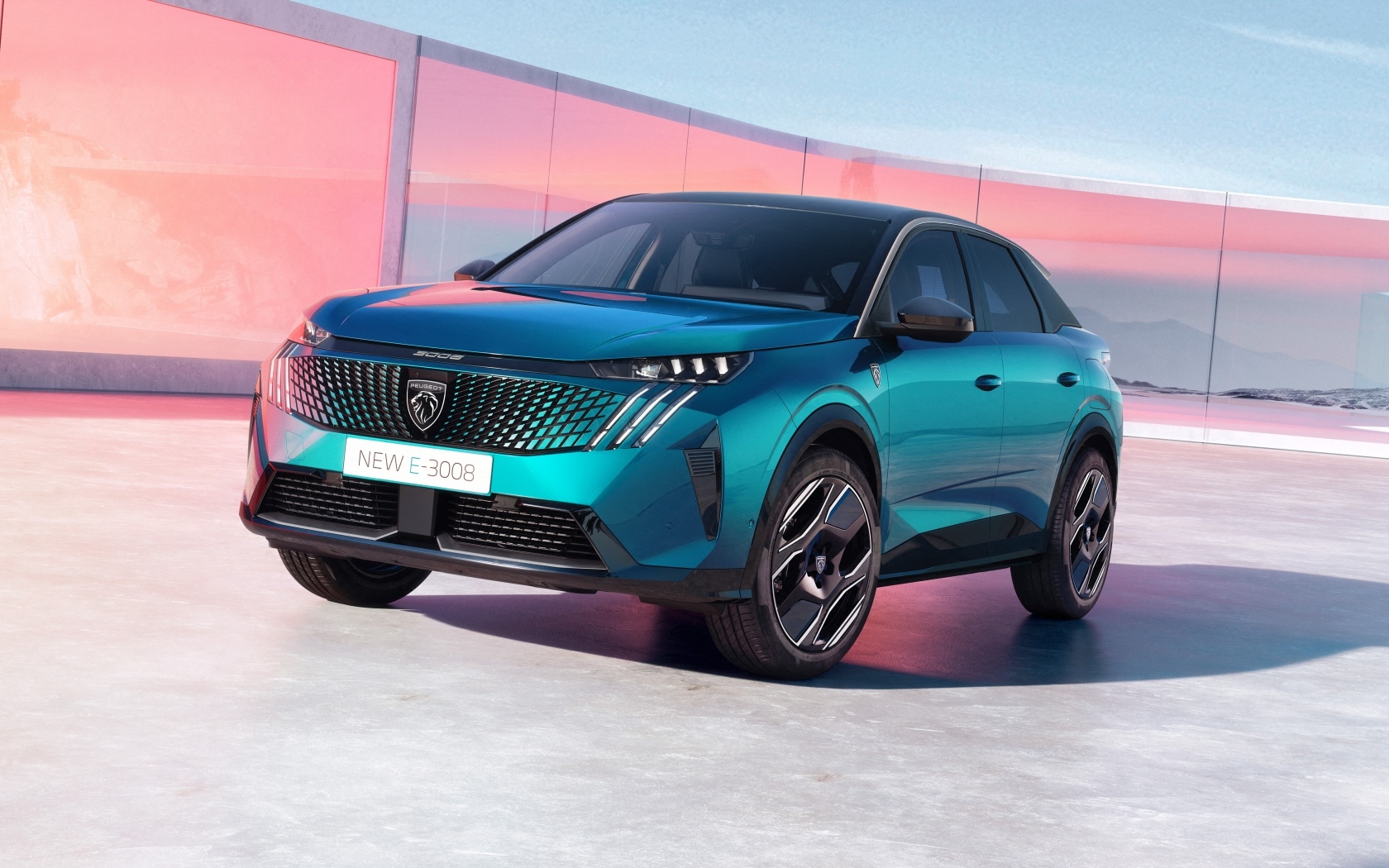 Синий автомобиль Peugeot E-3008 2023 года