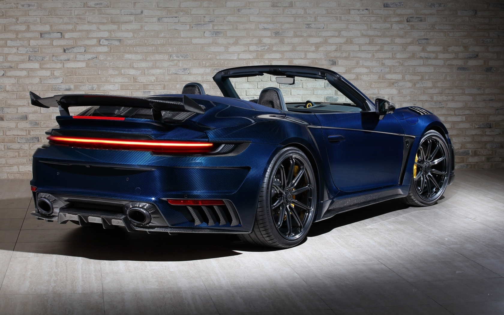 Синий кабриолет Porsche 911 Turbo S Stinger GTR вид сзади