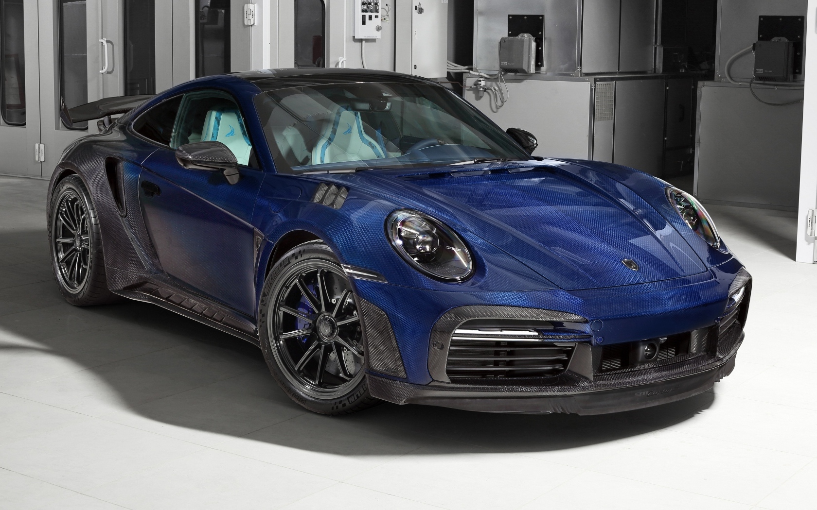 Синий автомобиль Porsche 911 Turbo S Stinger GTR