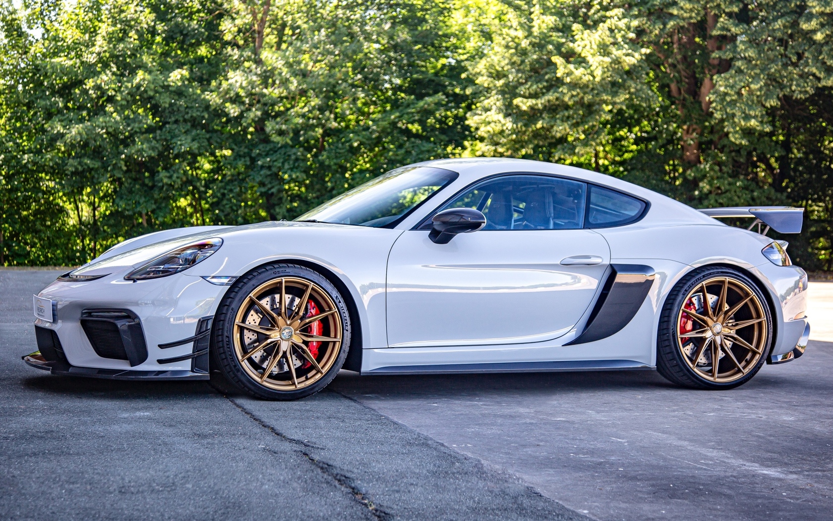 Автомобиль Porsche 718 Cayman GT4 вид сбоку