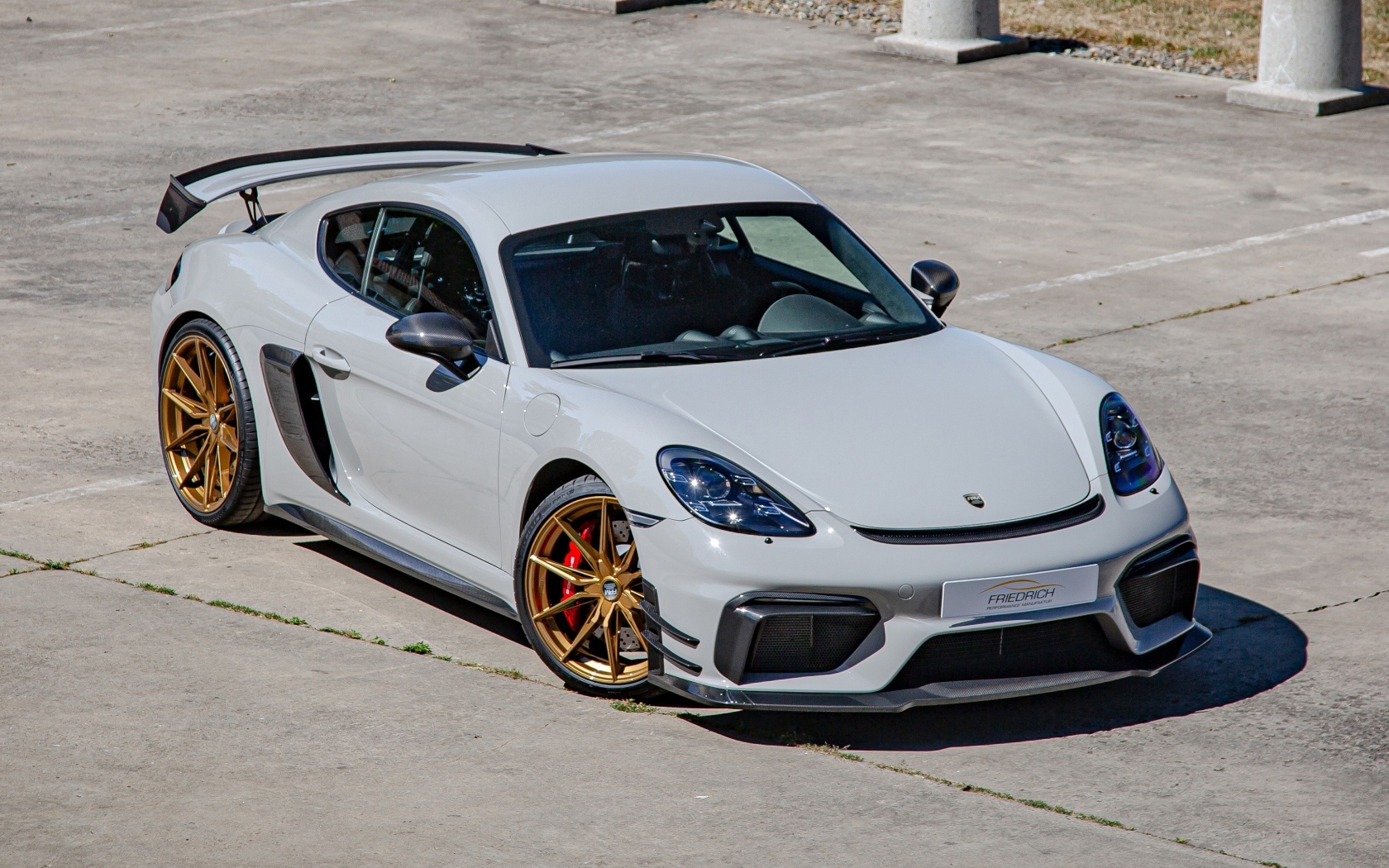 Серый автомобиль Porsche 718 Cayman GT4