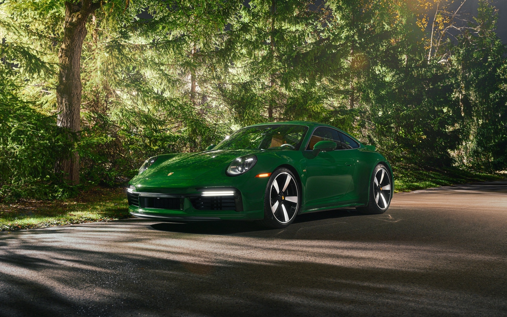 Зеленый автомобиль Porsche 911 Sport Classic 2023 года