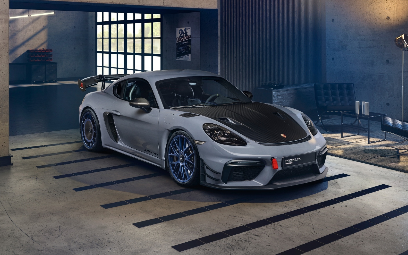 Автомобиль Porsche 718 Cayman GT4 RS Manthey Kit в гараже