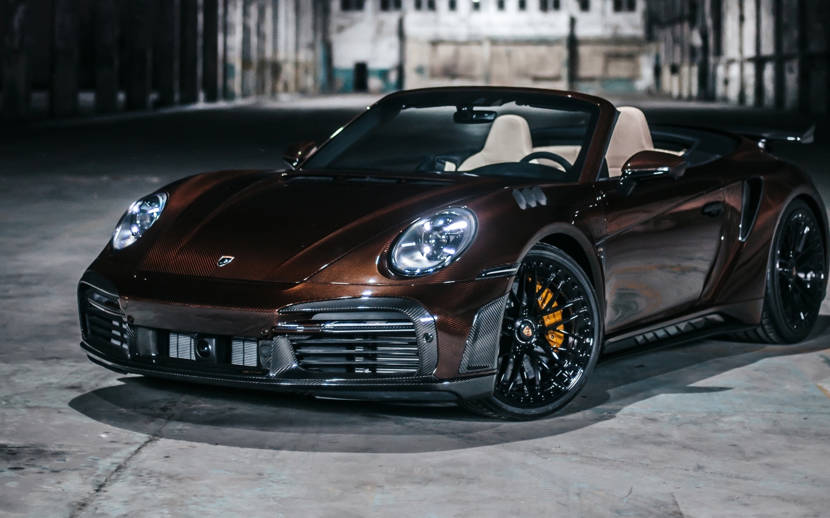 Коричневый кабриолет Porsche 911 Turbo S Stinger GTR