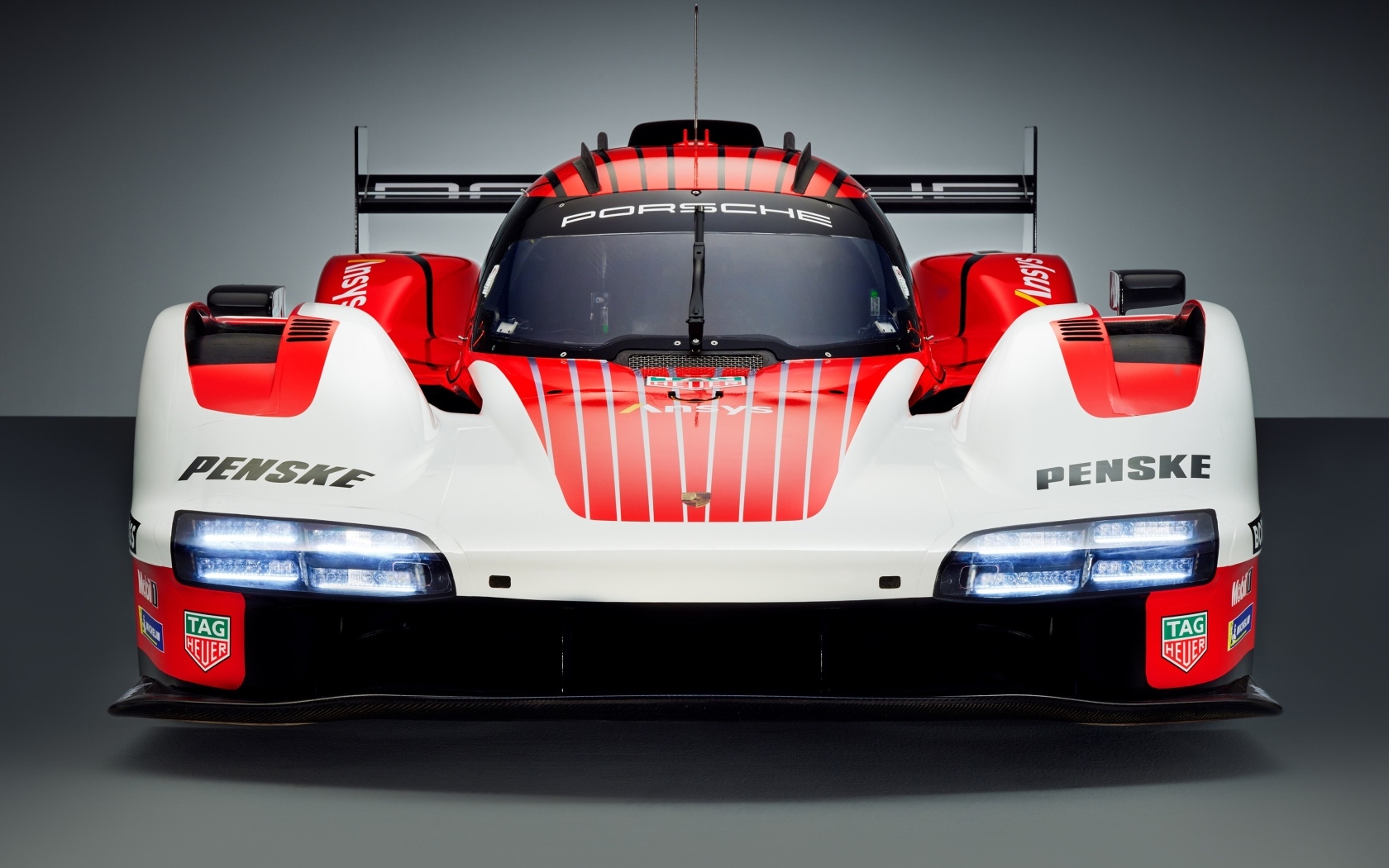 Спортивный гоночный автомобиль Porsche 963 Prototype вид спереди