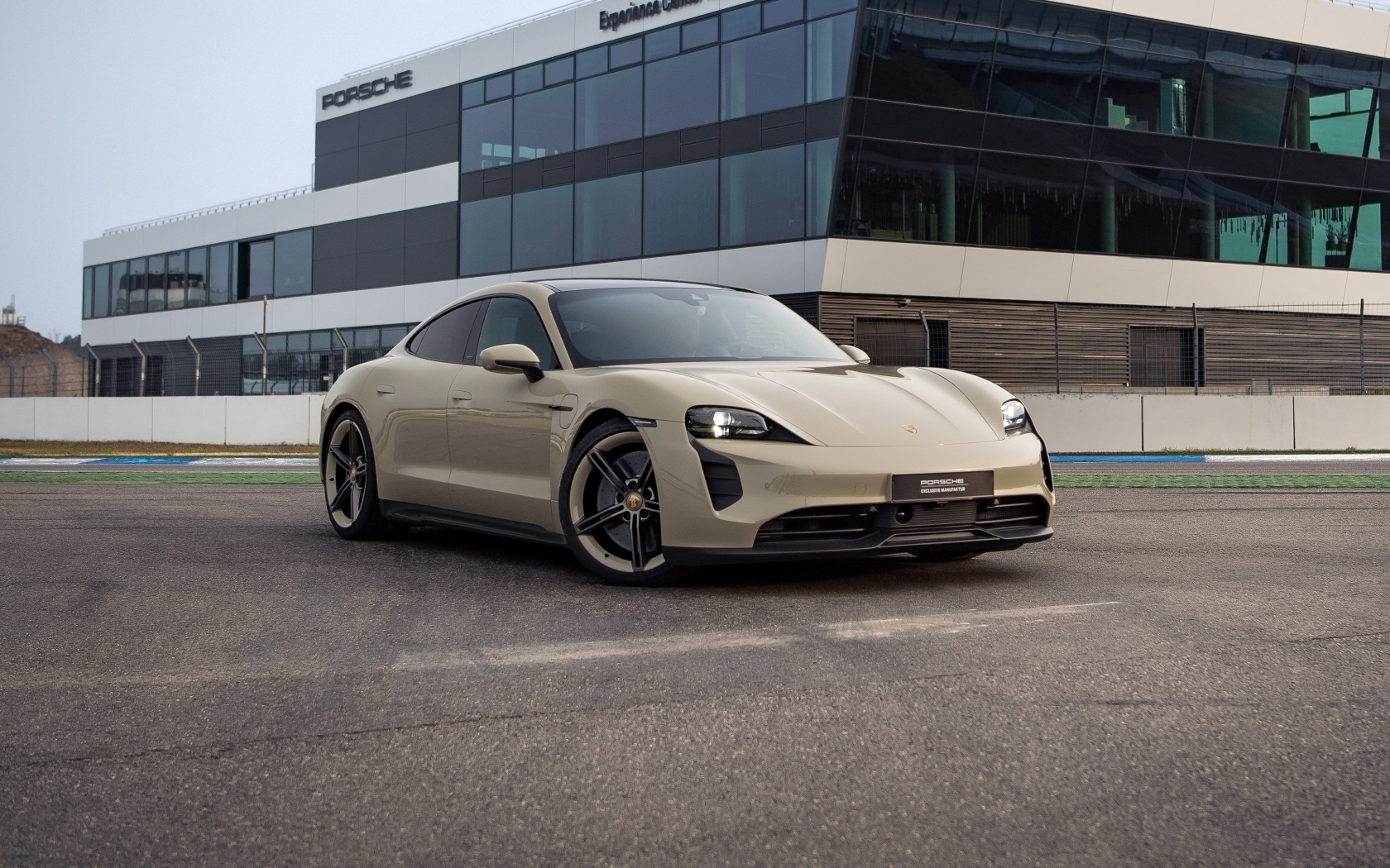 Автомобиль Porsche Taycan GTS у здания