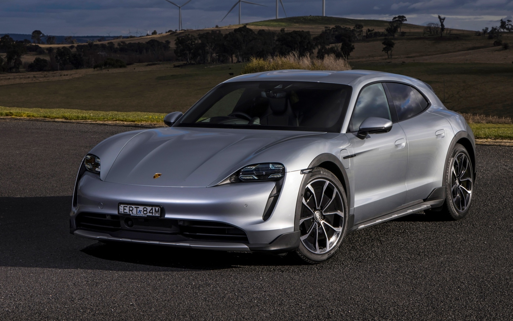 Серебристый Porsche Taycan 4 Cross Turismo