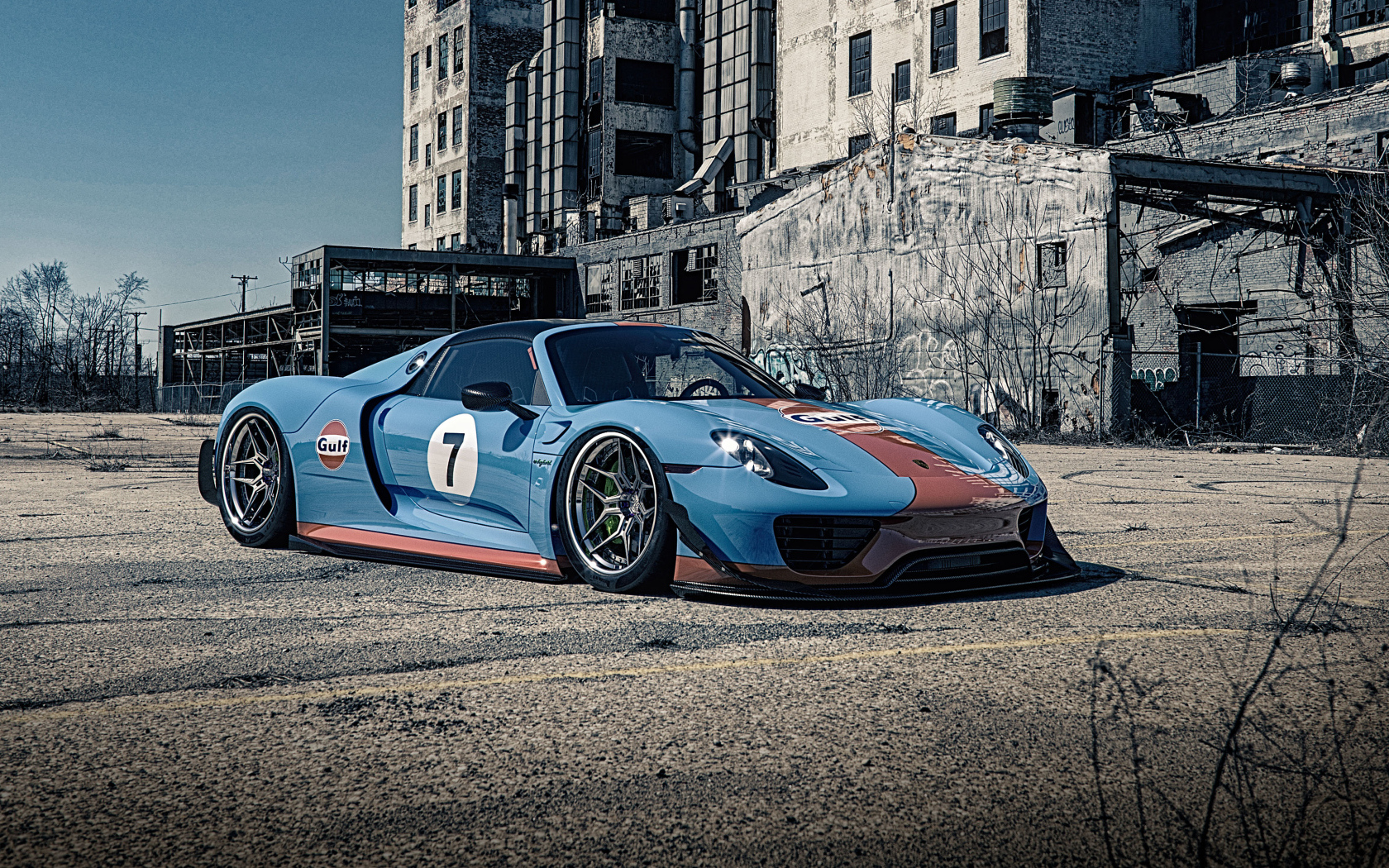 Спортивный автомобиль Porsche 918 Gulf у старого здания