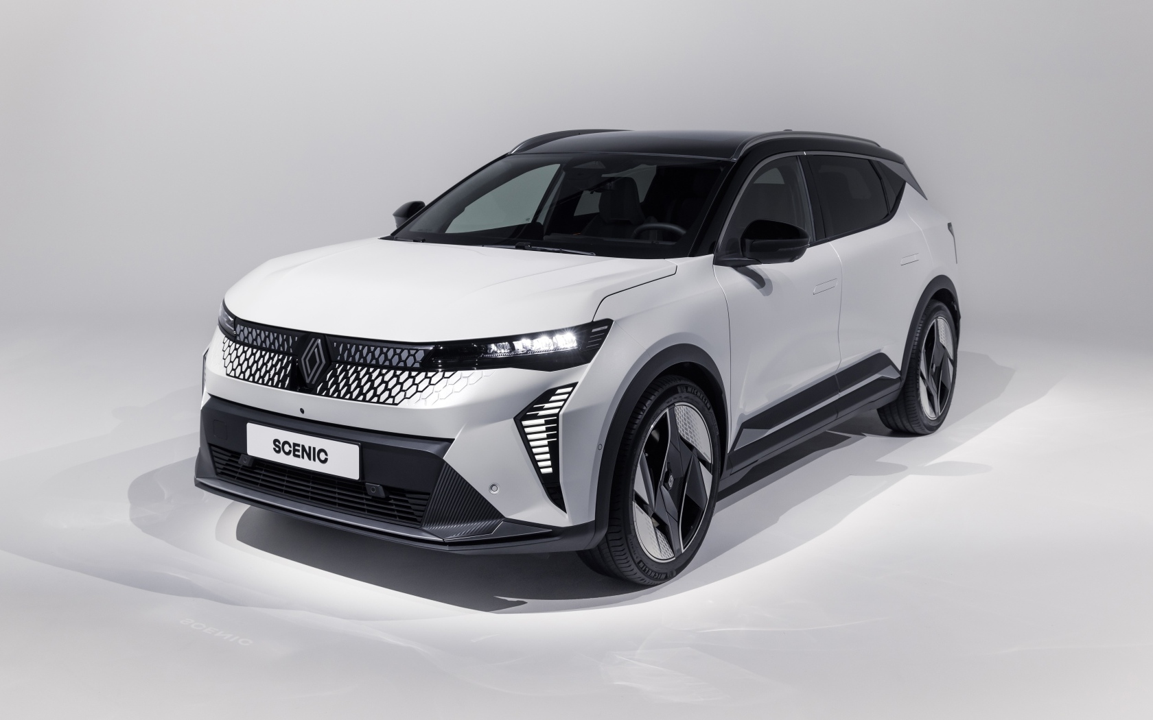 Автомобиль Renault Scénic E-Tech 2024 года