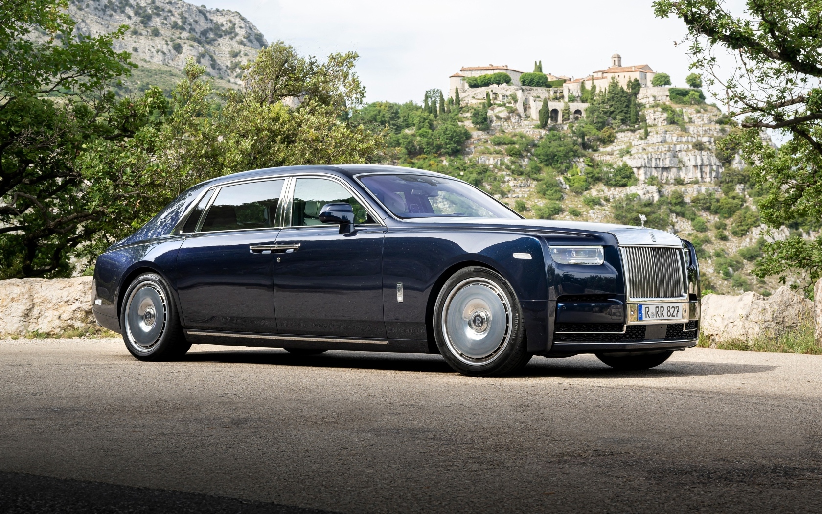 Автомобиль Rolls-Royce Phantom 2022 года