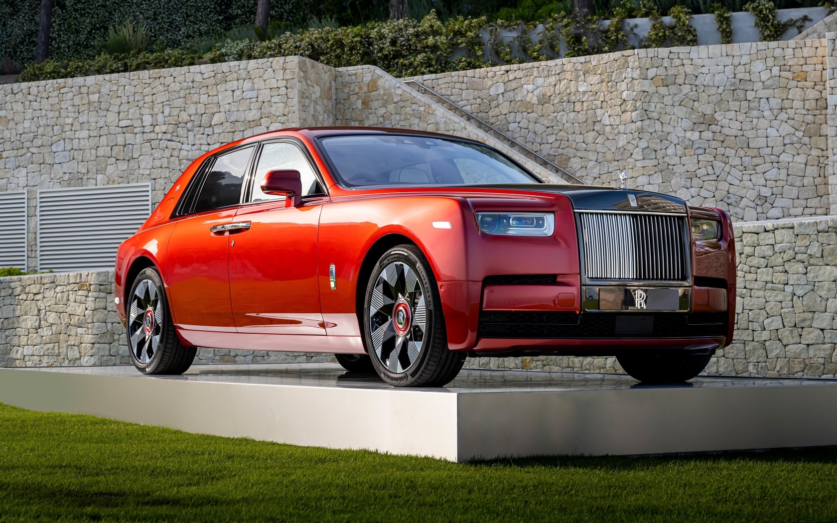 Красный автомобиль Rolls-Royce Phantom 2022 года