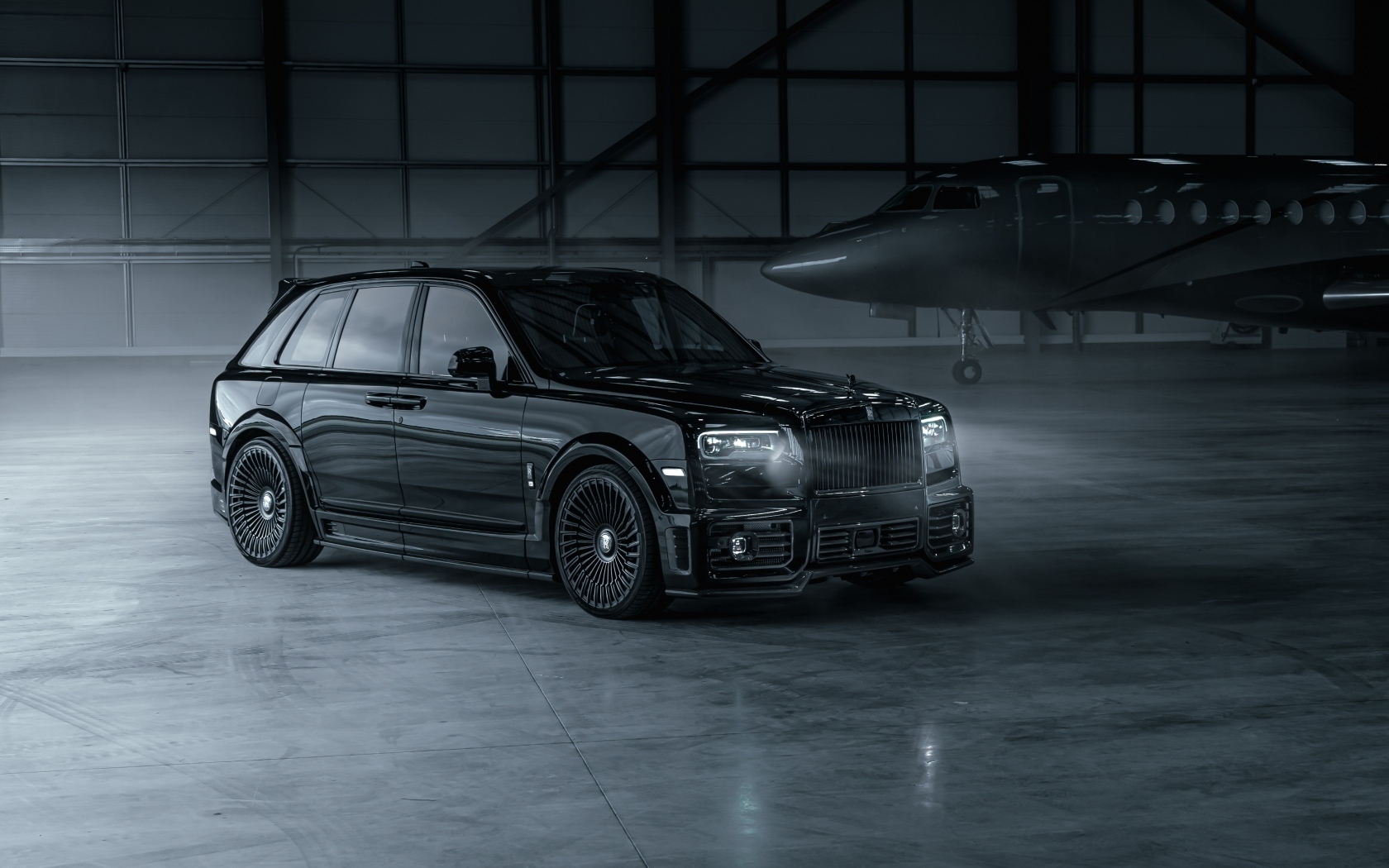 Автомобиль Rolls-Royce Cullinan с включенными фарами