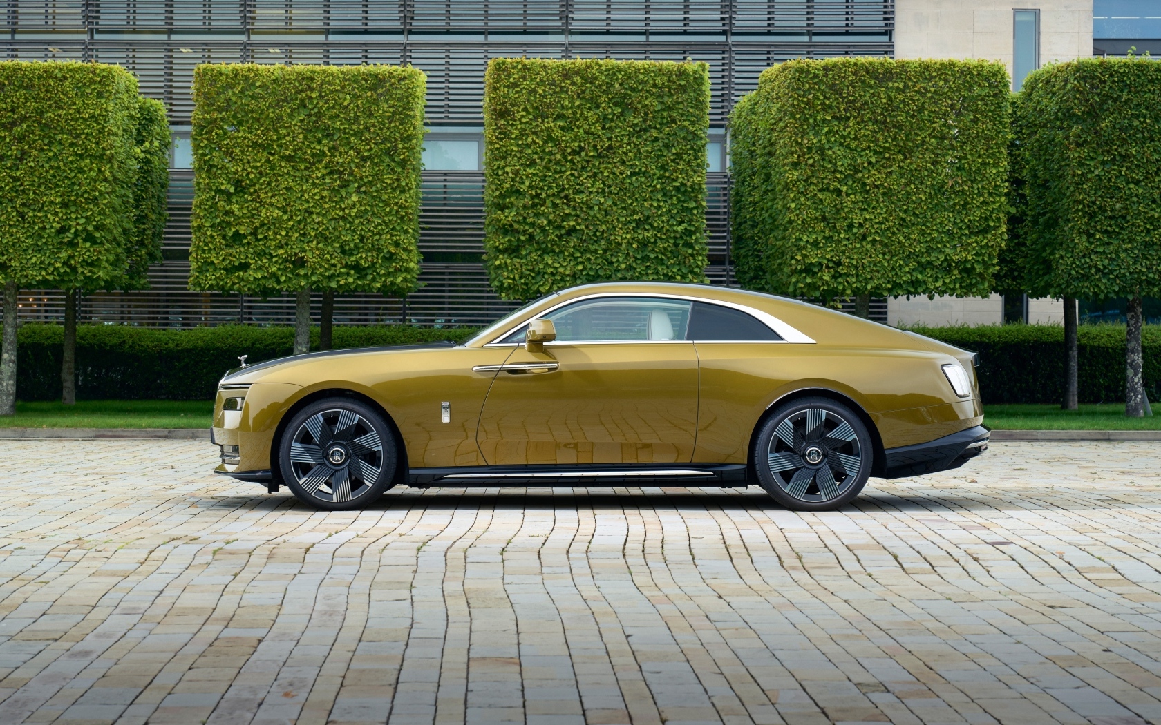 Стильный дорогой автомобиль Rolls-Royce Spectre на стоянке