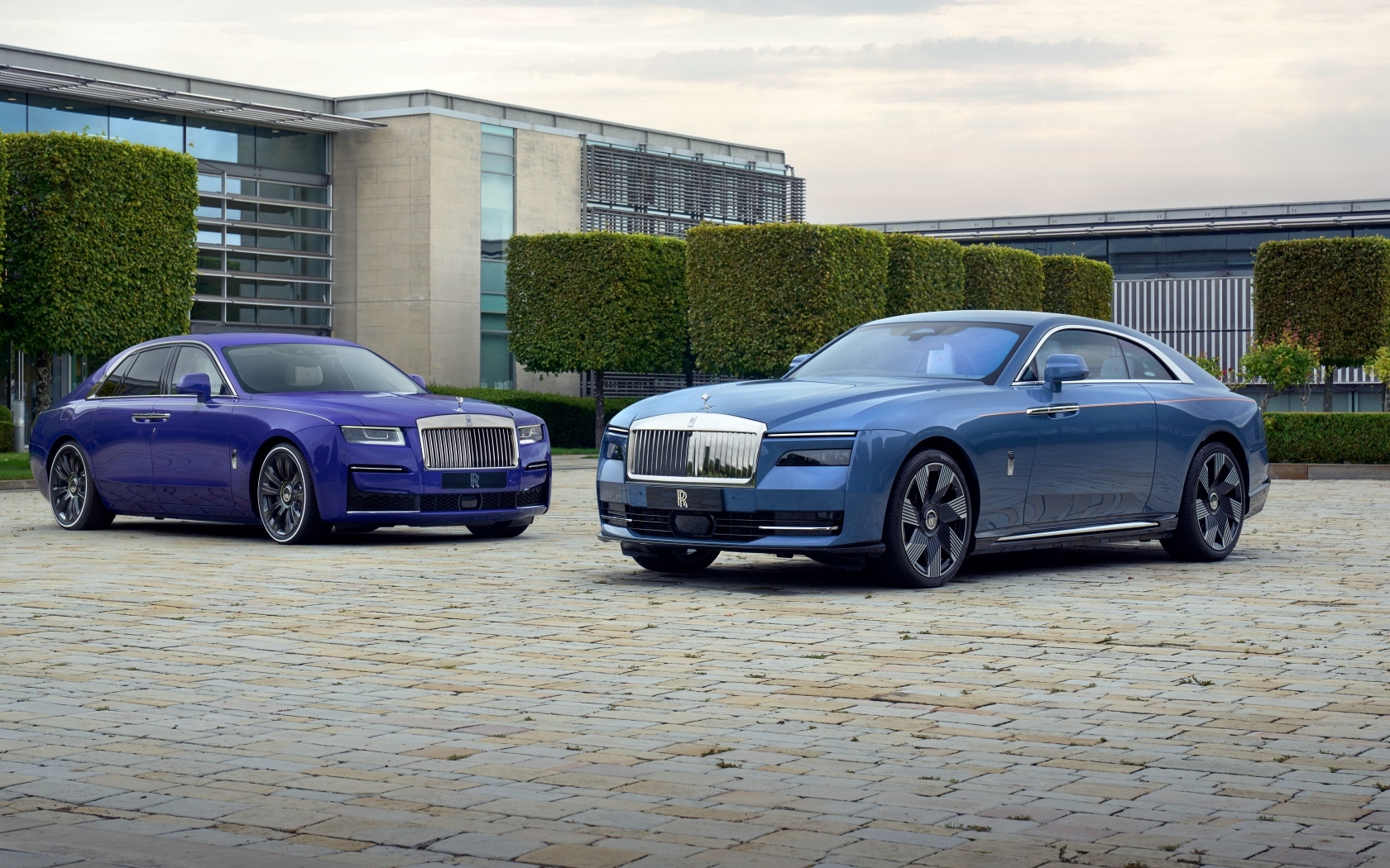 Два стильных дорогих автомобиля Rolls-Royce Spectre и  Rolls-Royce Ghost