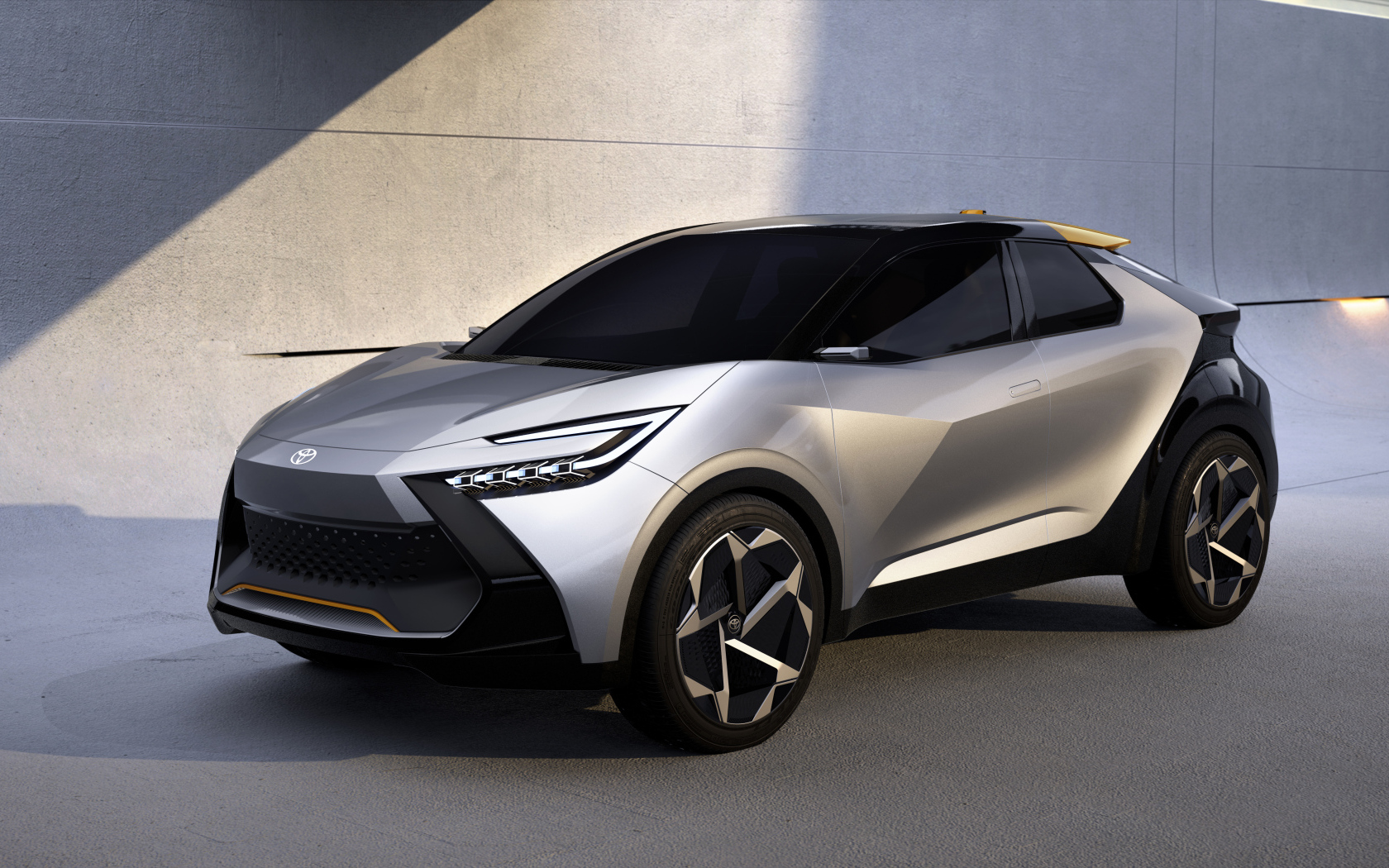 Серебристый автомобиль Toyota C-HR Prologue 2022 года
