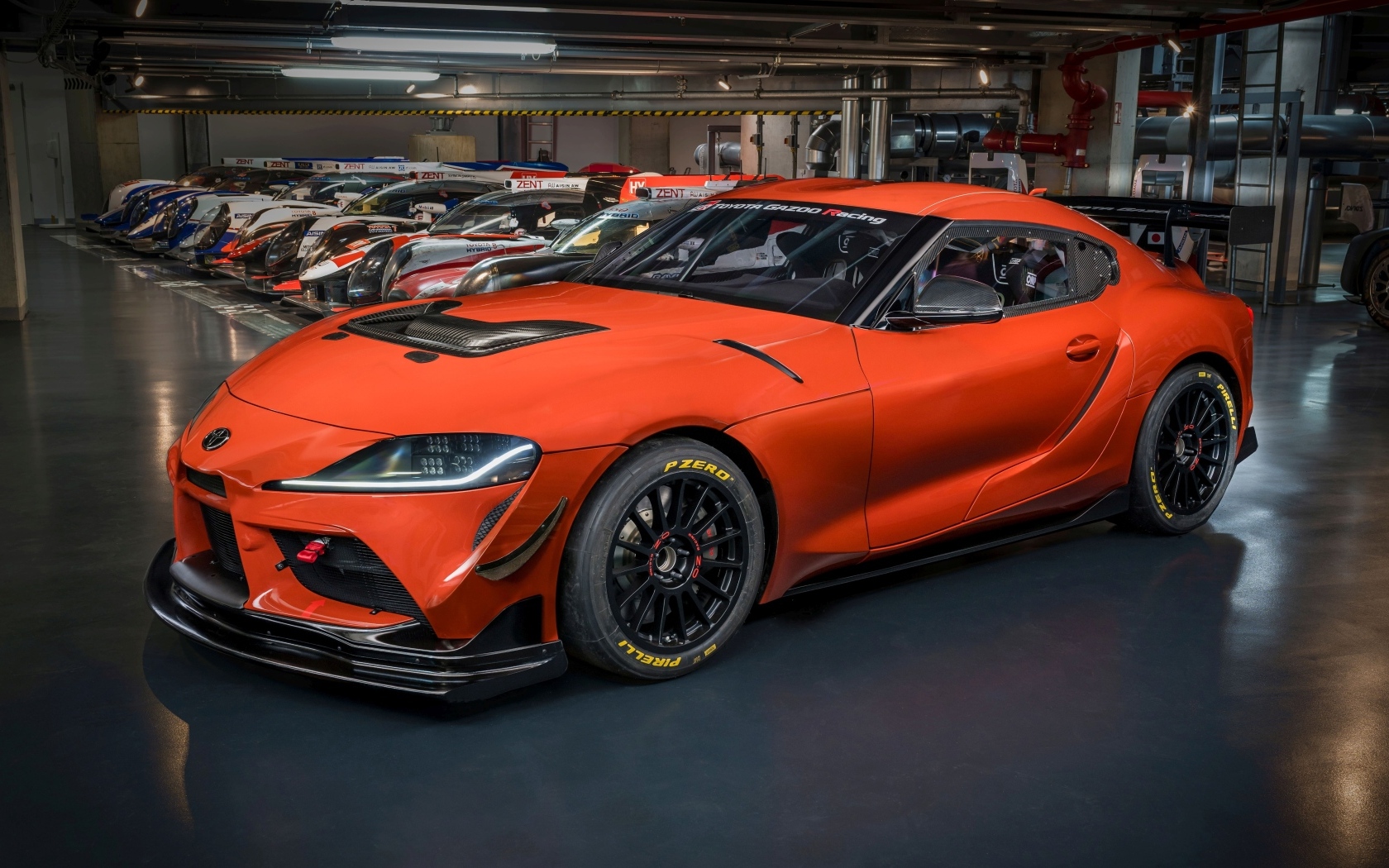 Быстрый красный автомобиль Toyota GR Supra GT4 100 Edition 2023 года