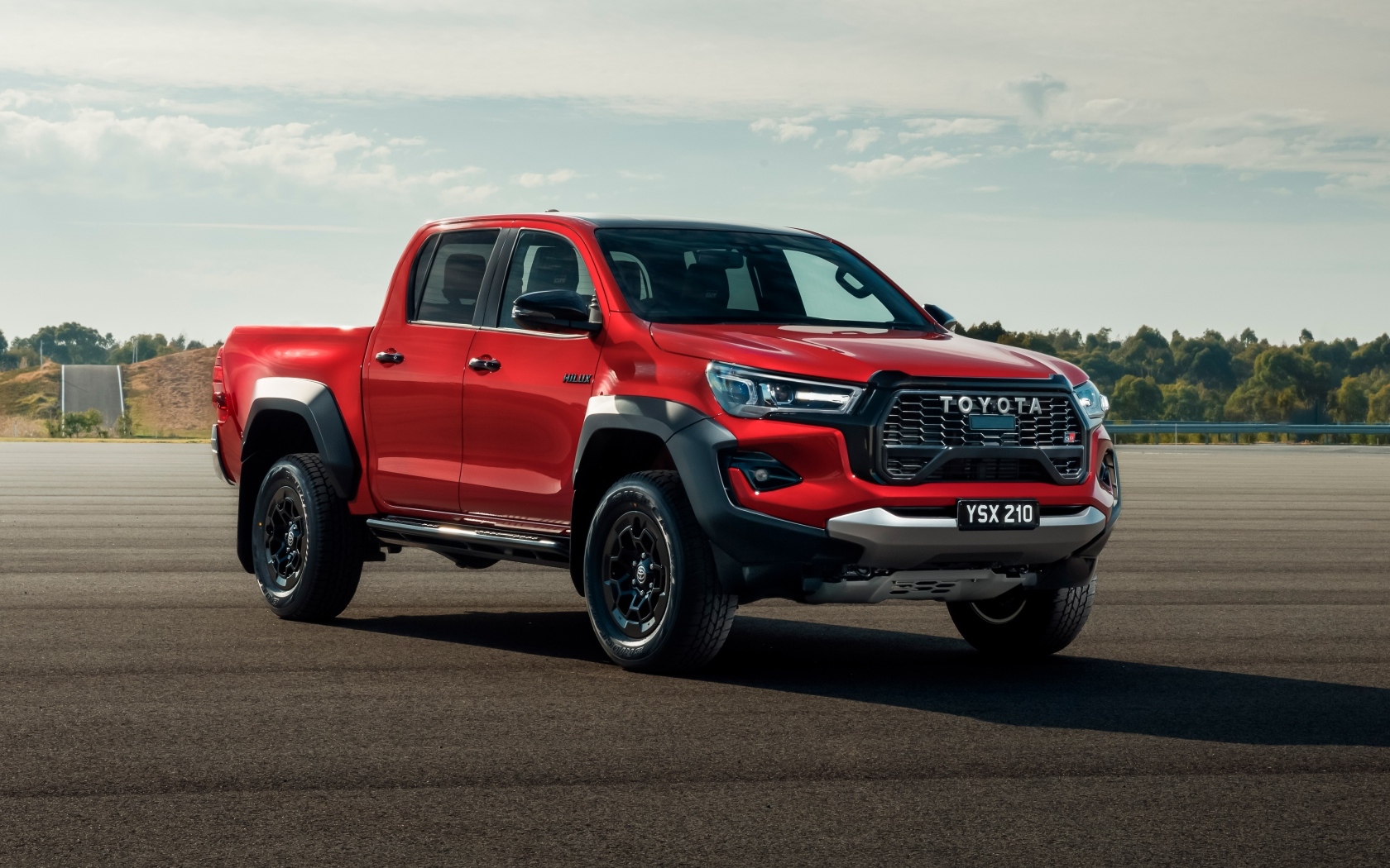 Красный пикап Toyota Hilux GR Sport Double Cab 2023 года