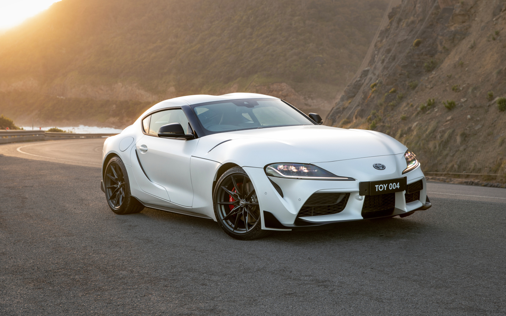 Белый автомобиль Toyota GR Supra GTS MT вид спереди