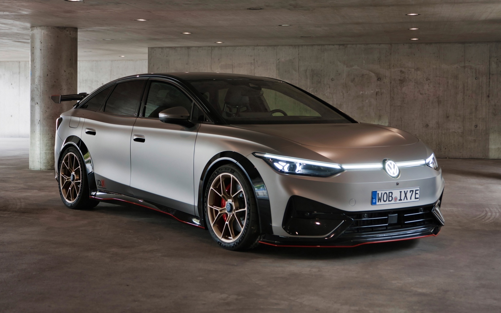 Новый серебристый автомобиль Volkswagen ID.X Performance 2023 года