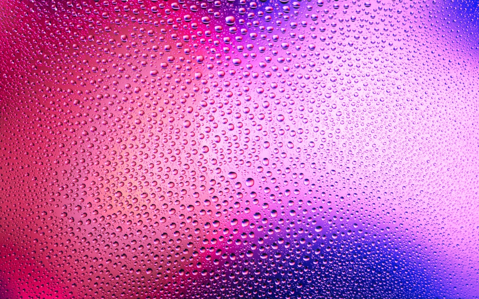 Розовый фон в каплях воды