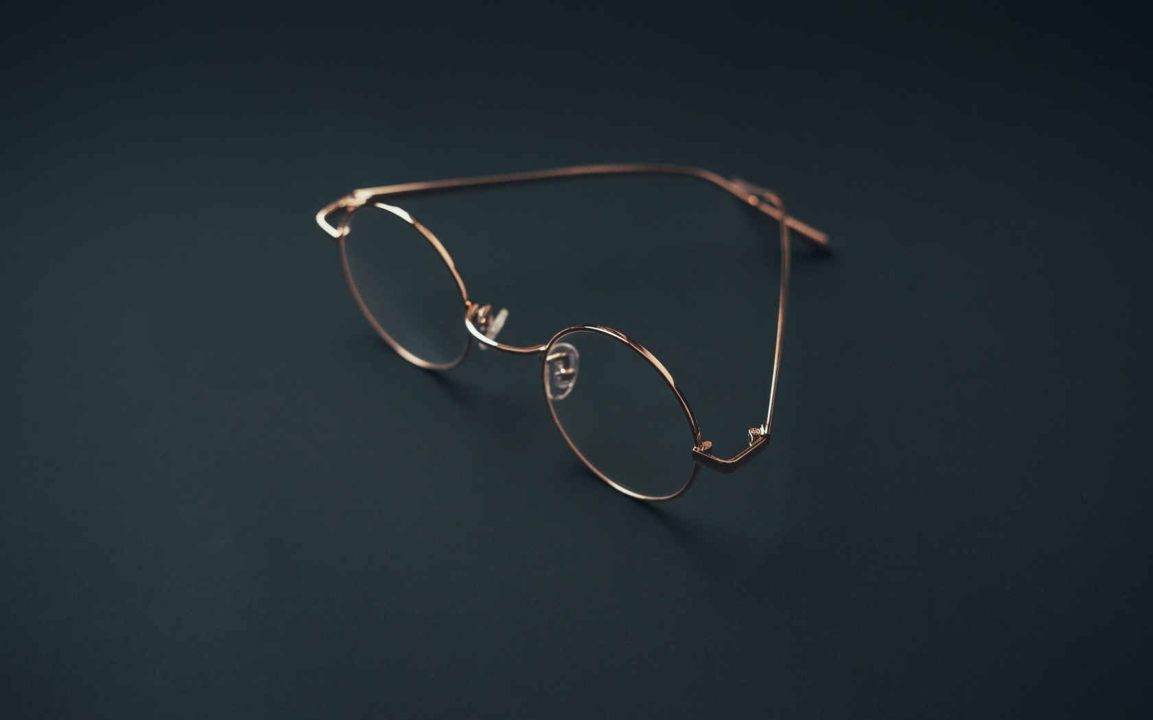 Очки лежат на серой поверхности