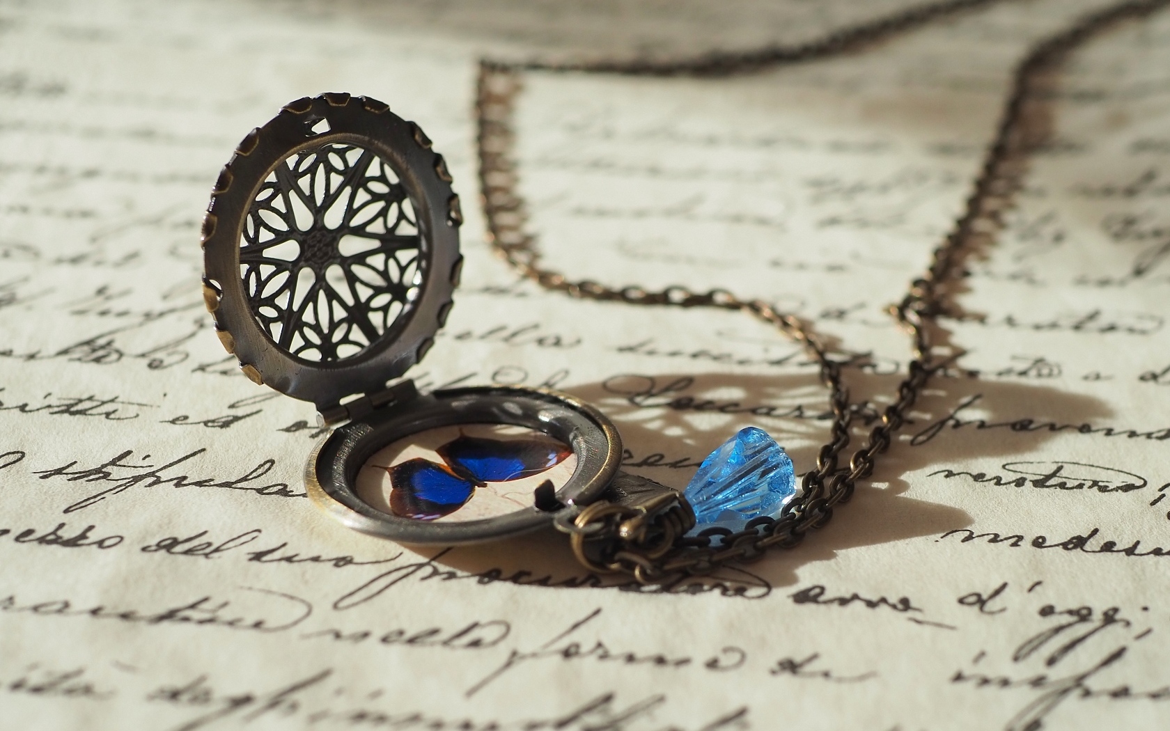 Медальон с бабочкой и голубым камнем