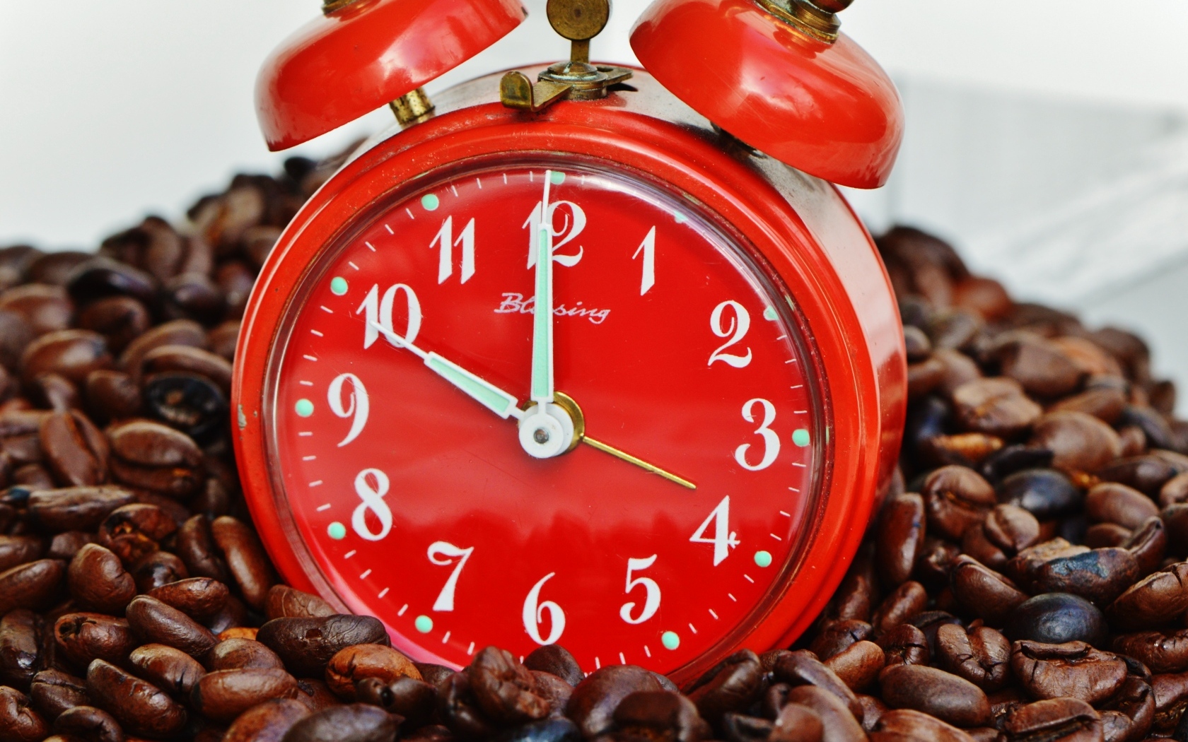 Красный будильник с зернами кофе 