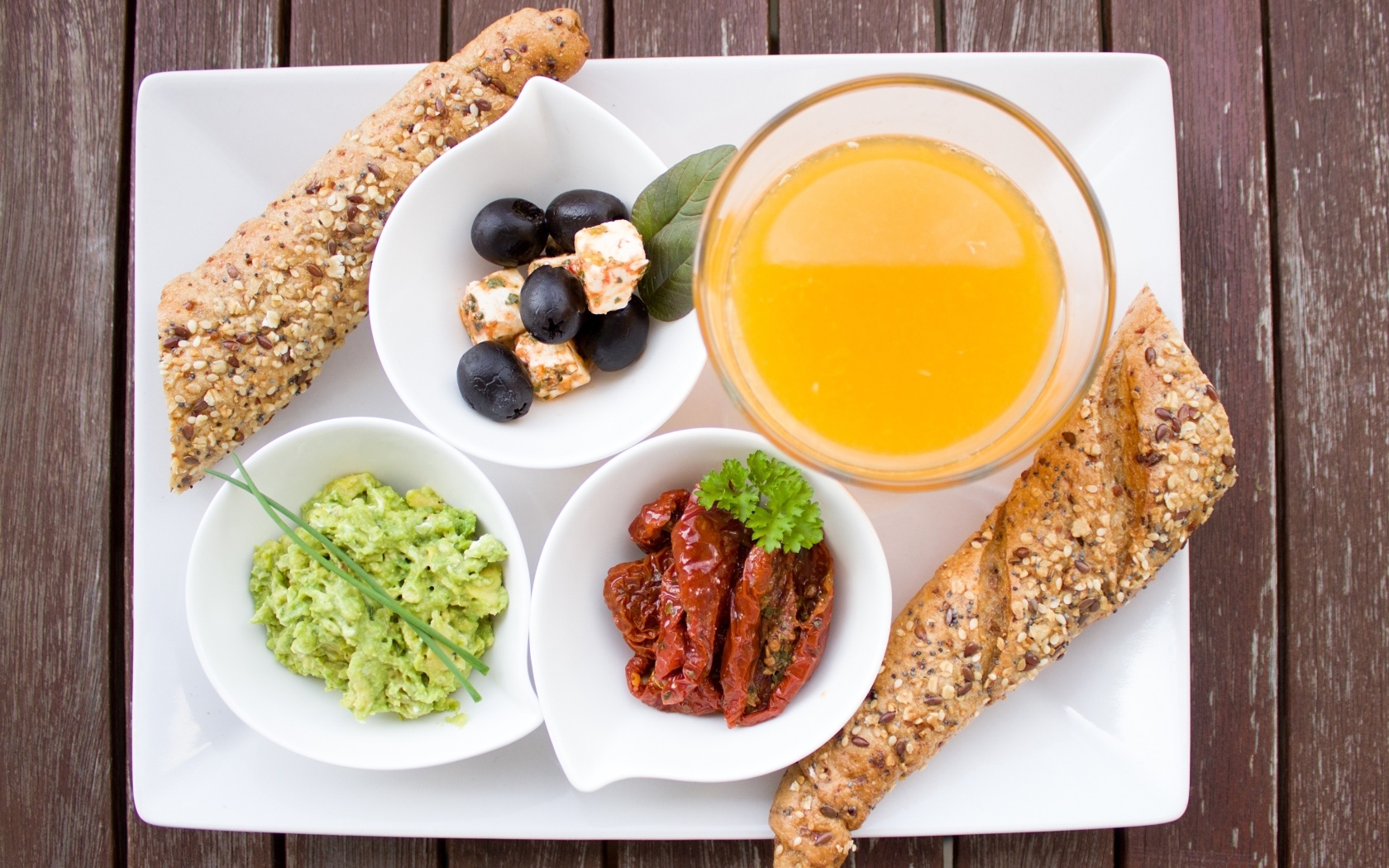 Аппетитный завтрак на большой белой тарелке