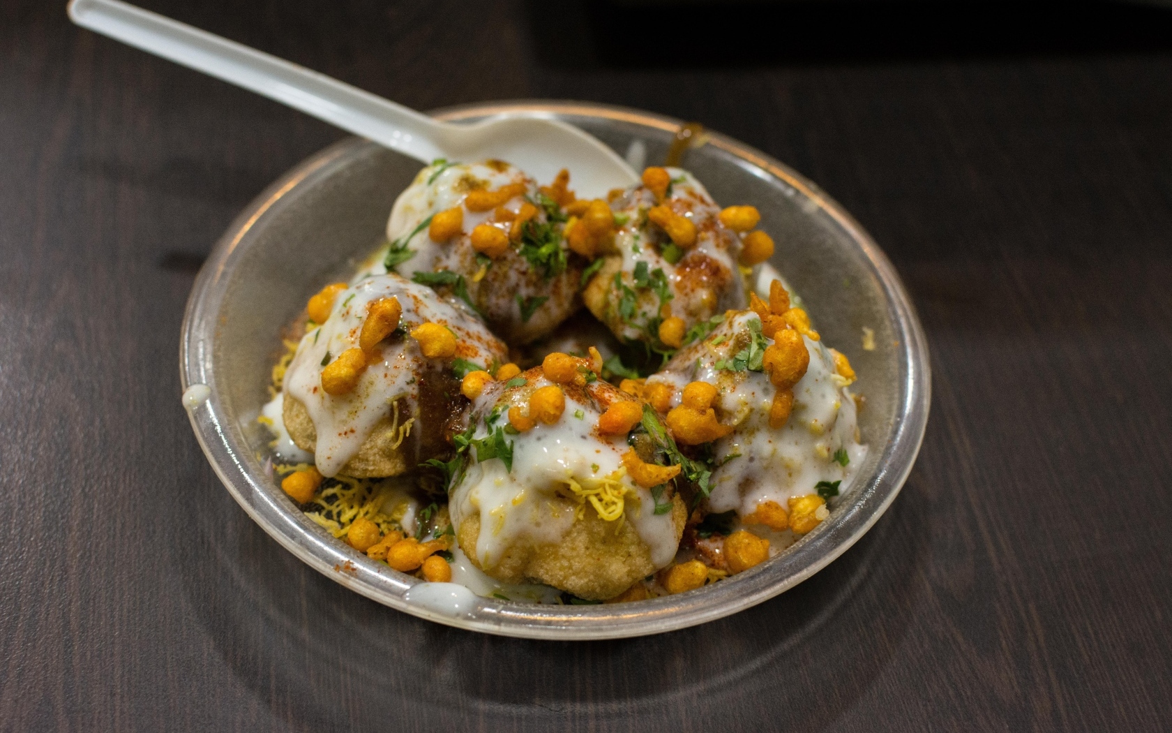 Азиатская еда в миске на столе 