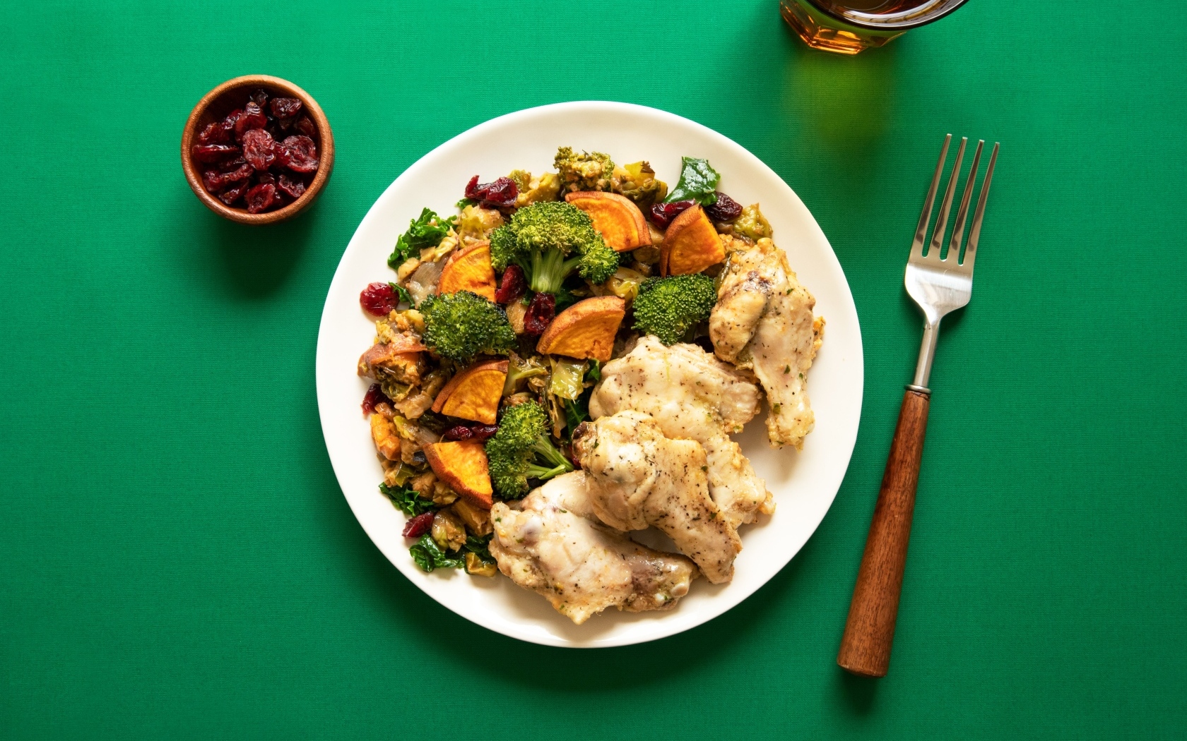 Запеченные овощи с курицей на зеленом столе