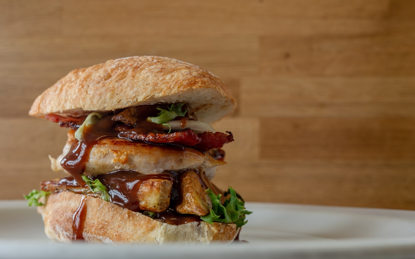 Большой сочный гамбургер с куриной грудкой