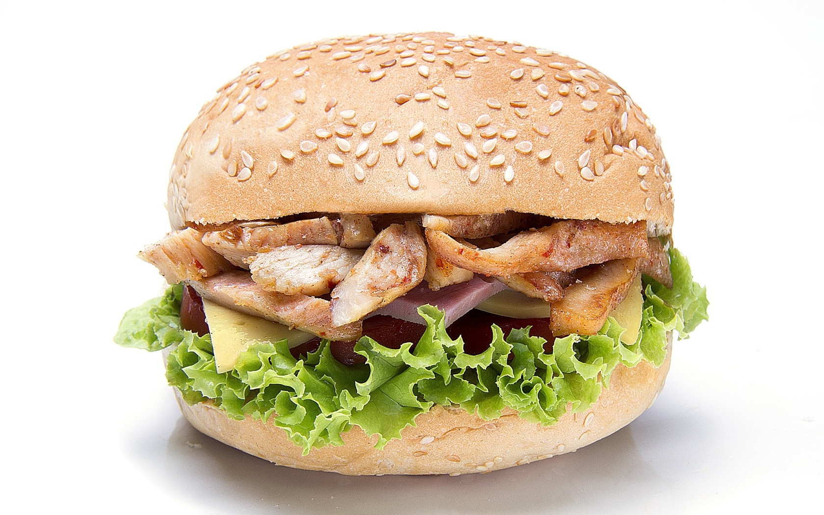 Большой сочный гамбургер с курицей на белом фоне