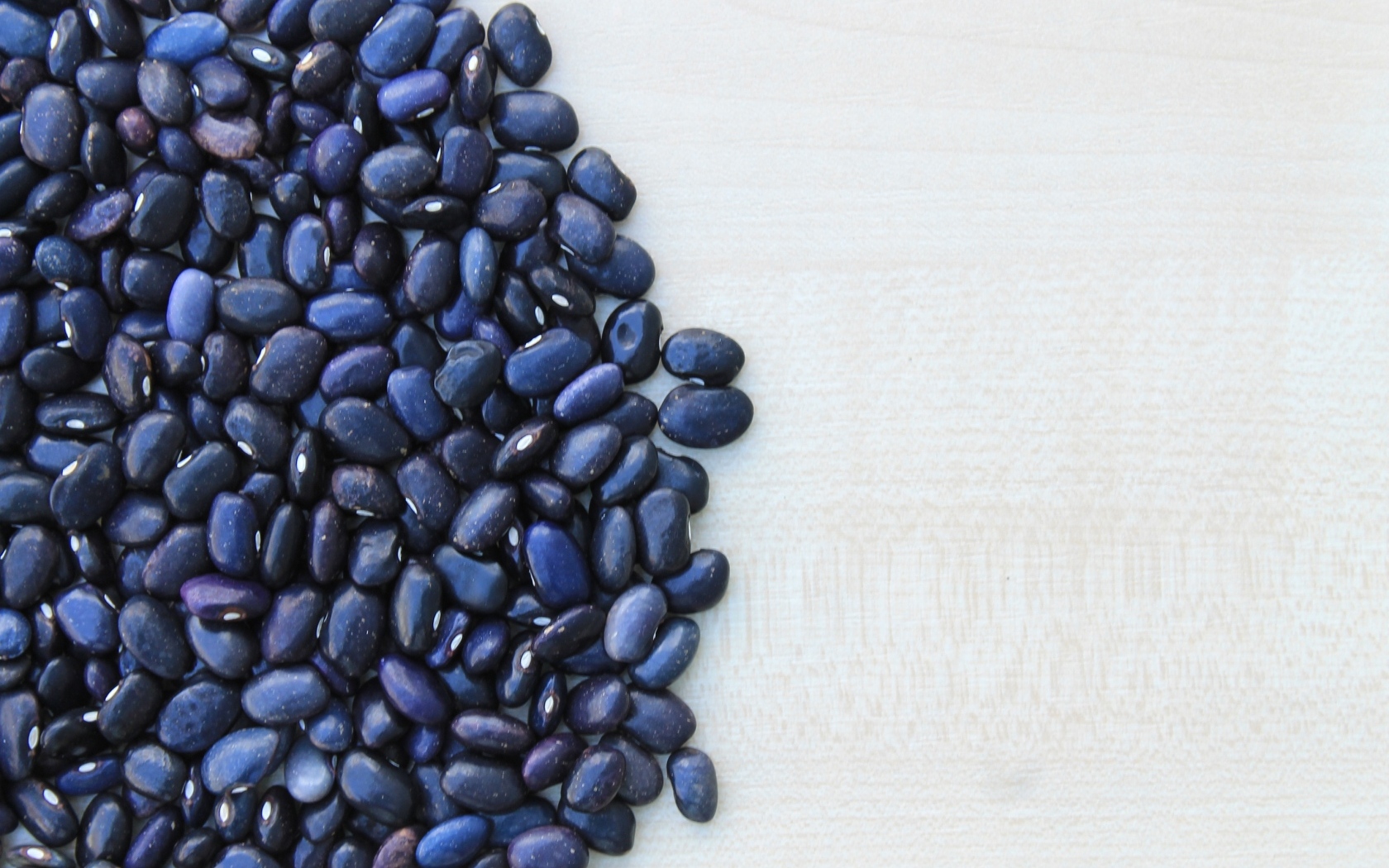 Черная фасоль на столе