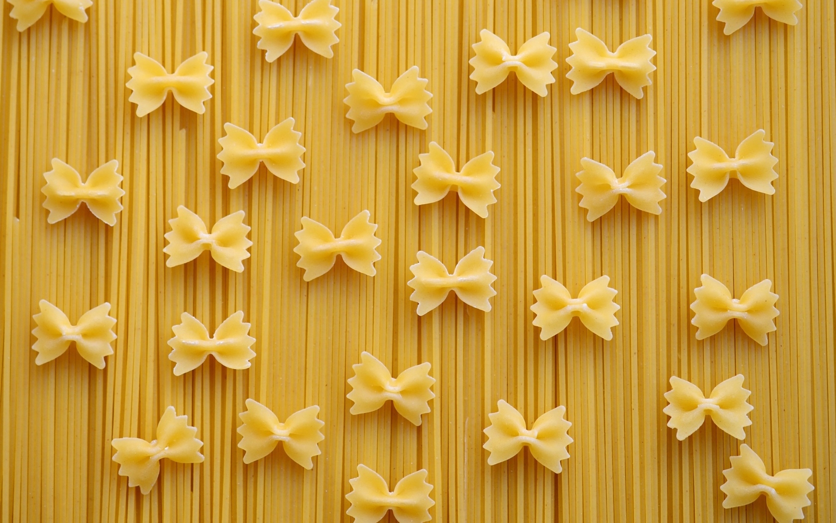 Макароны в форме бантиков со спагетти 