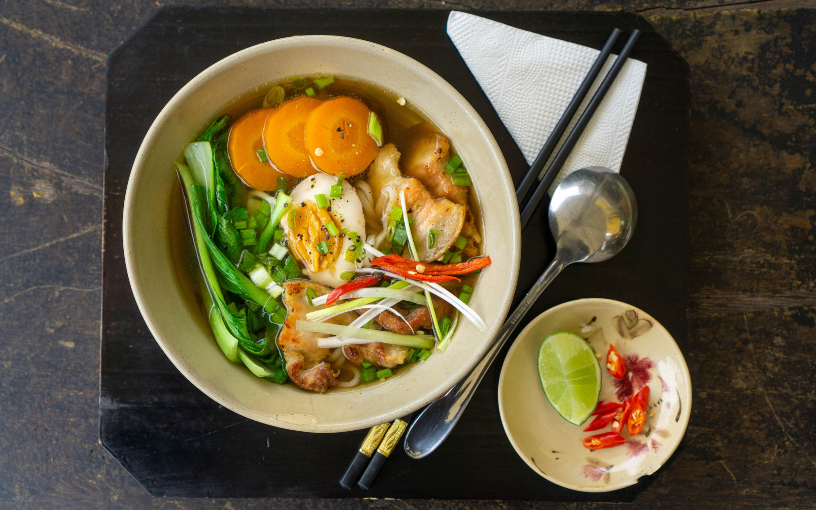 Китайский суп с овощами на столе