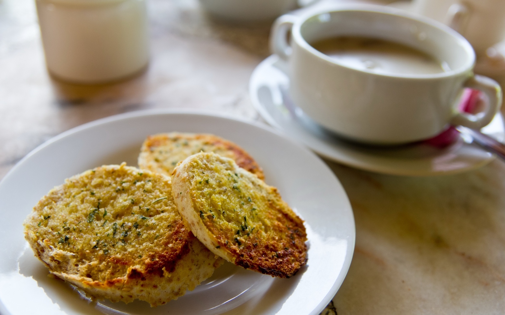 Ароматные чесночные гренки на тарелке на завтрак