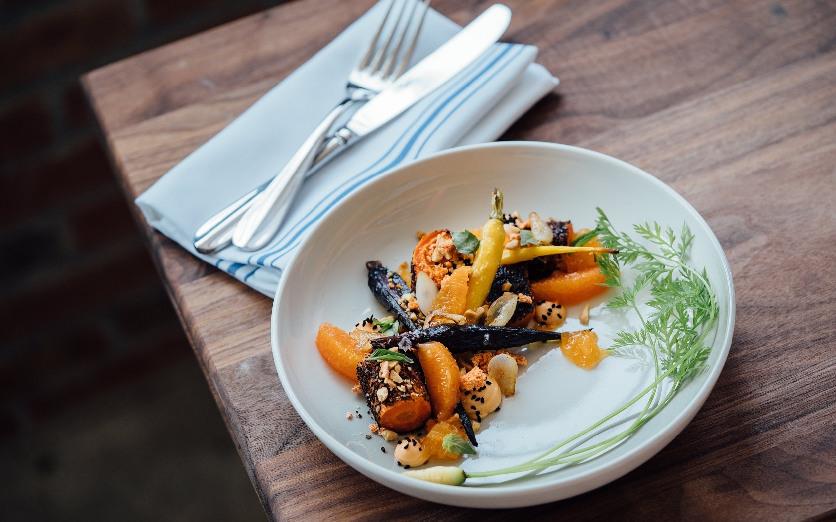 Жареные овощи на тарелке со столовыми приборами