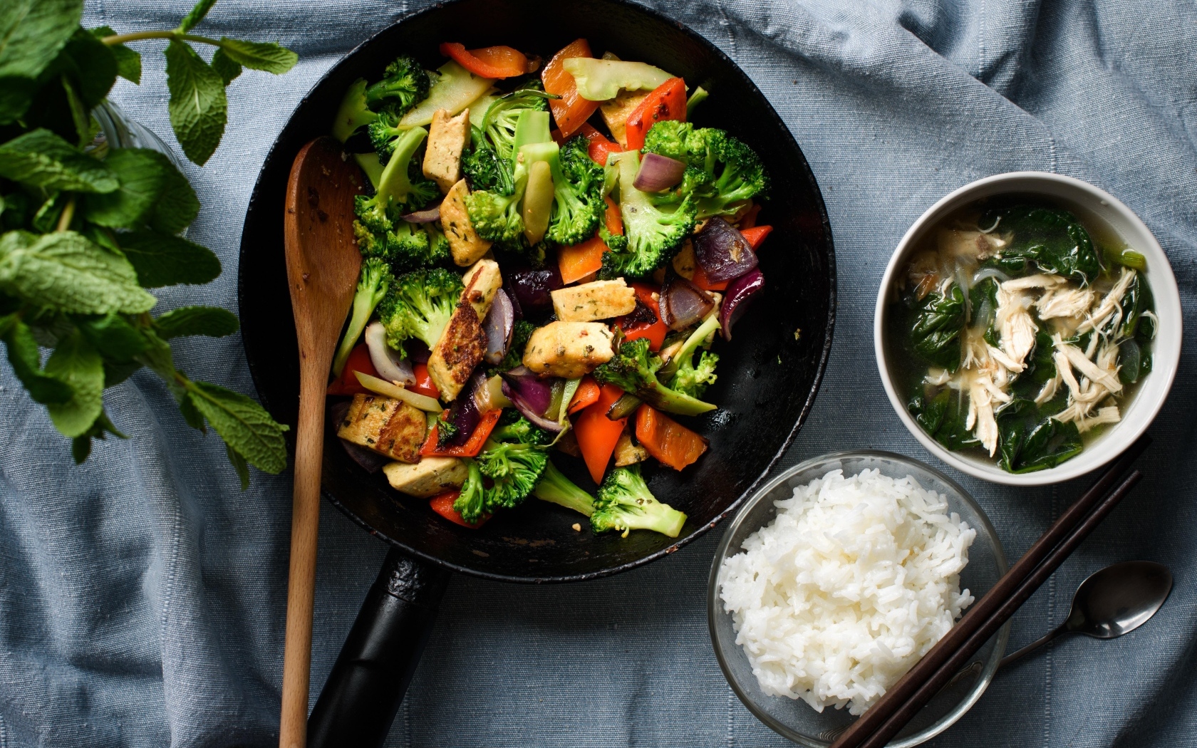 Жареные овощи на столе с рисом