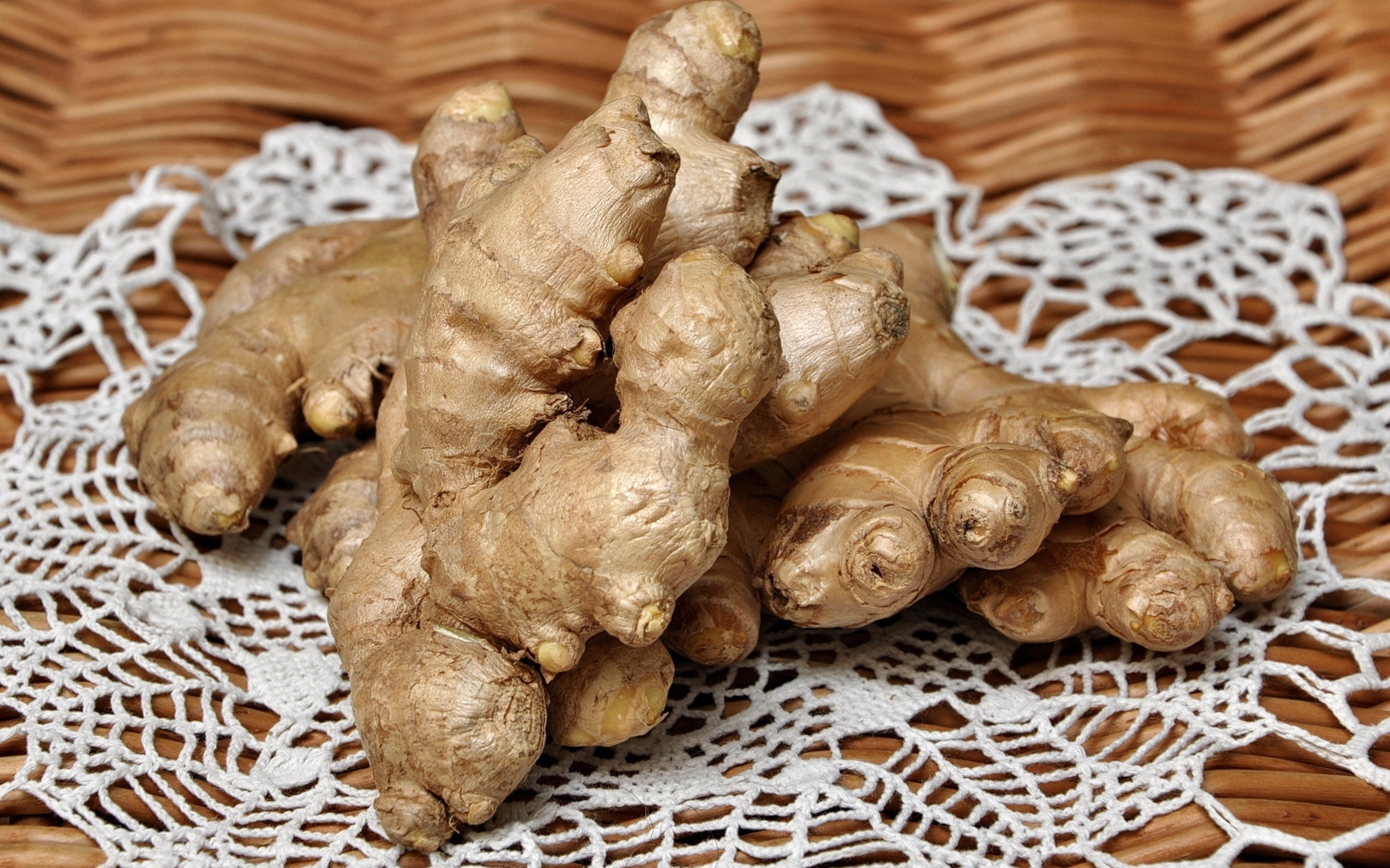 Корень имбиря на салфетке на столе