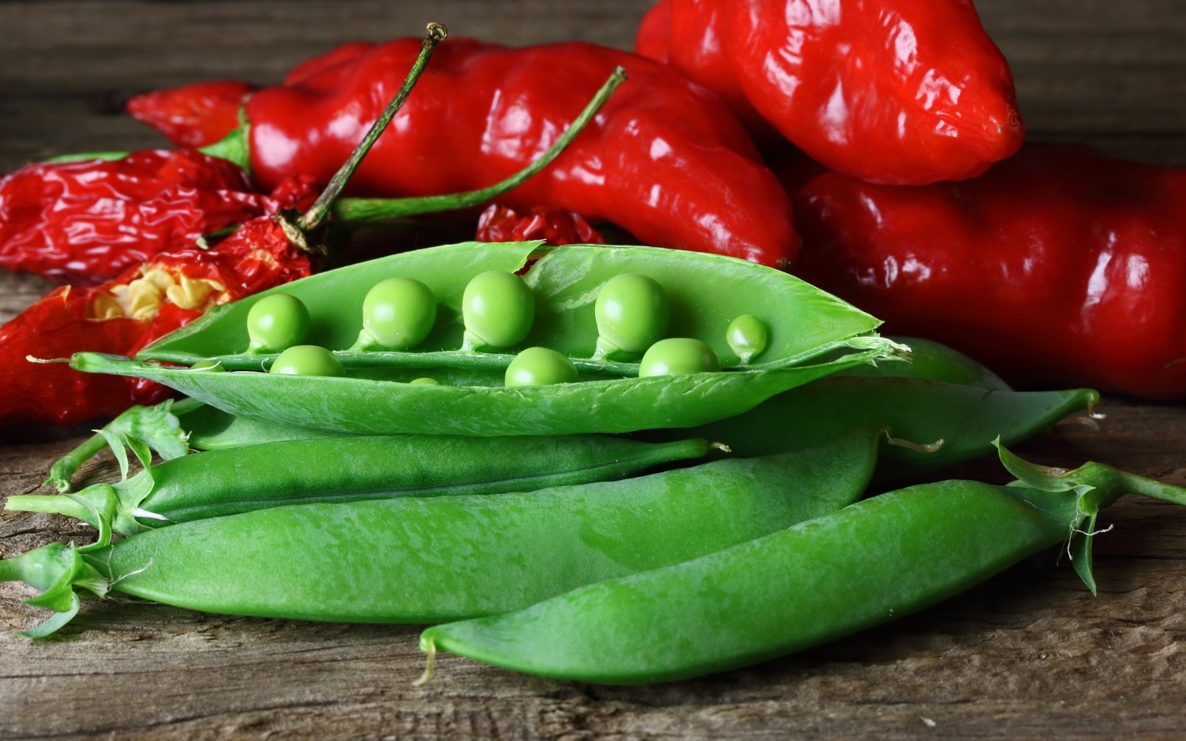 Зеленый горошек с красным перцем на столе