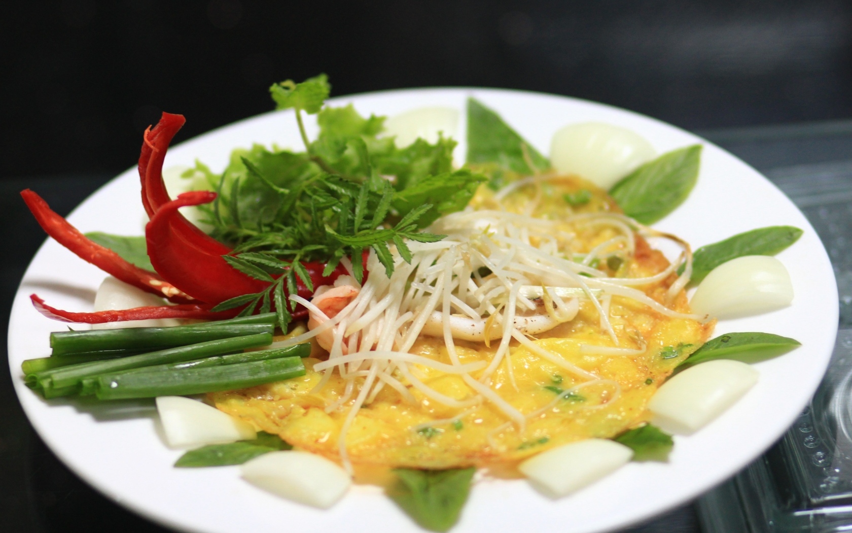 Омлет с луком и острым перцем на тарелке 