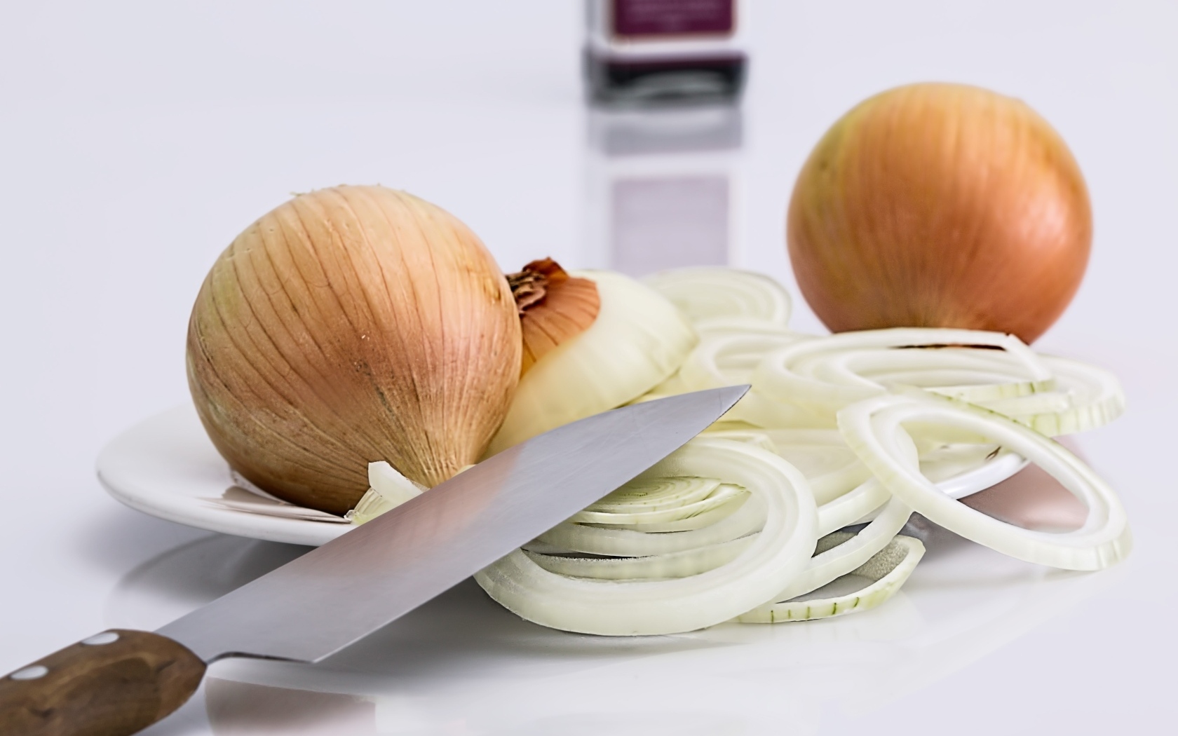 Репчатый лук нарезан кольцами 