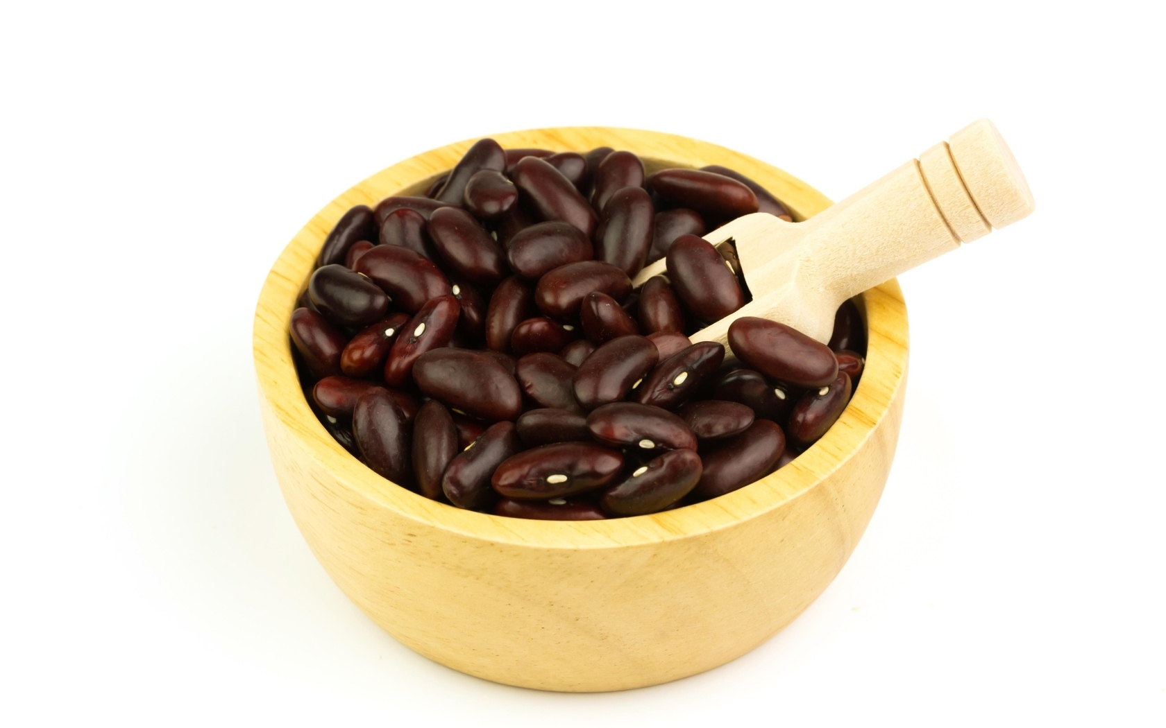 Красная фасоль на белом фоне