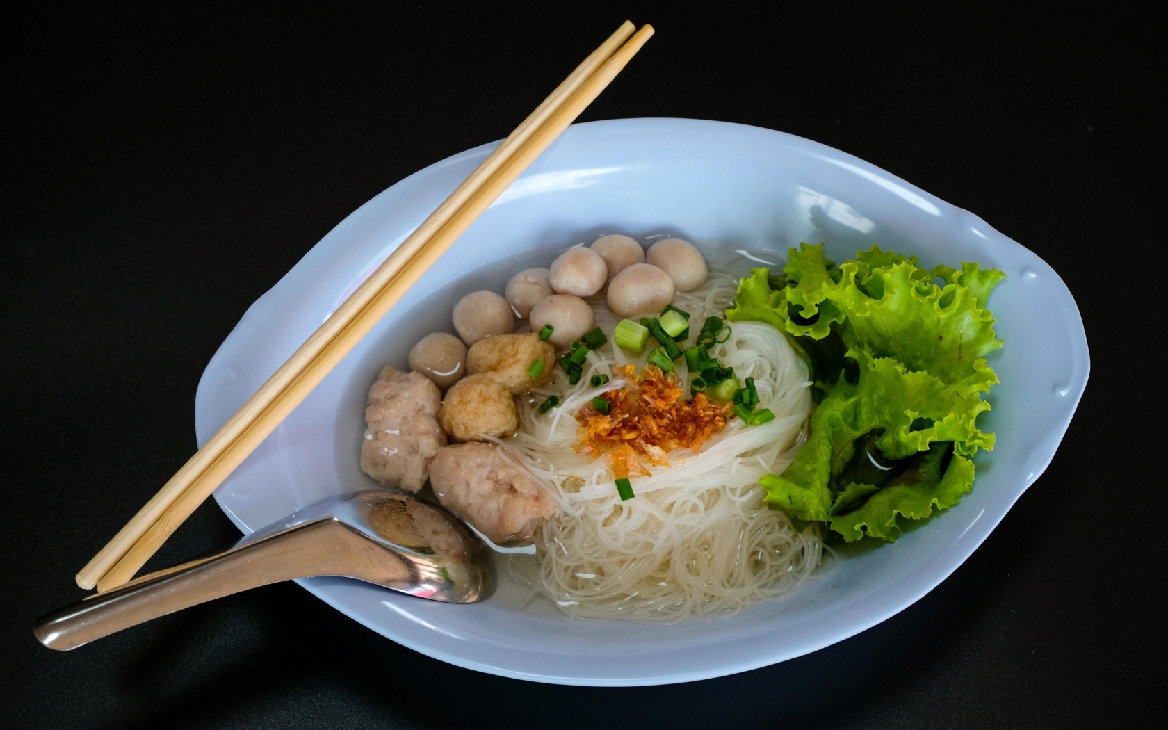 Рисовая лапша с овощами в тарелке 