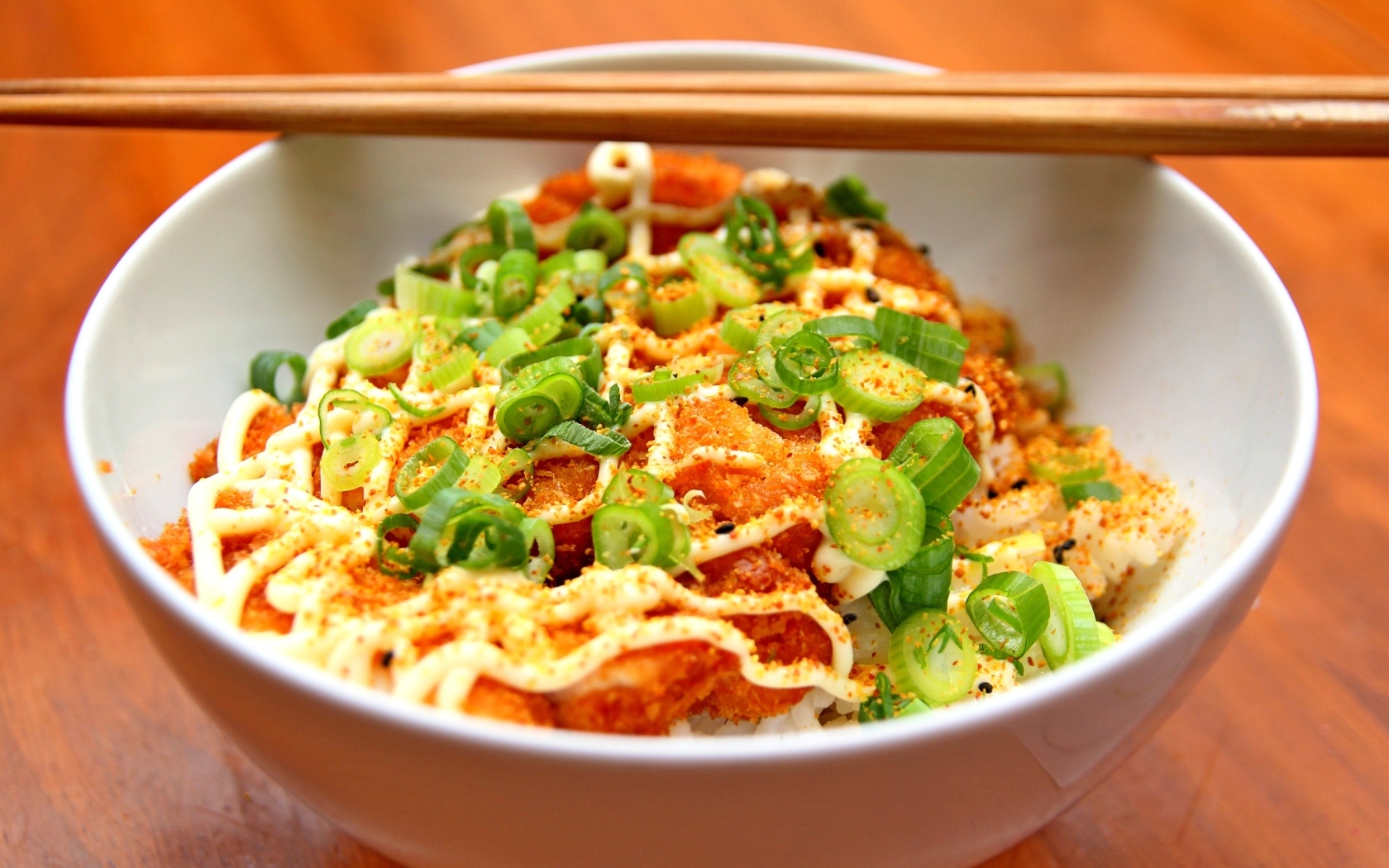 Рис с овощами в тарелке с палочками