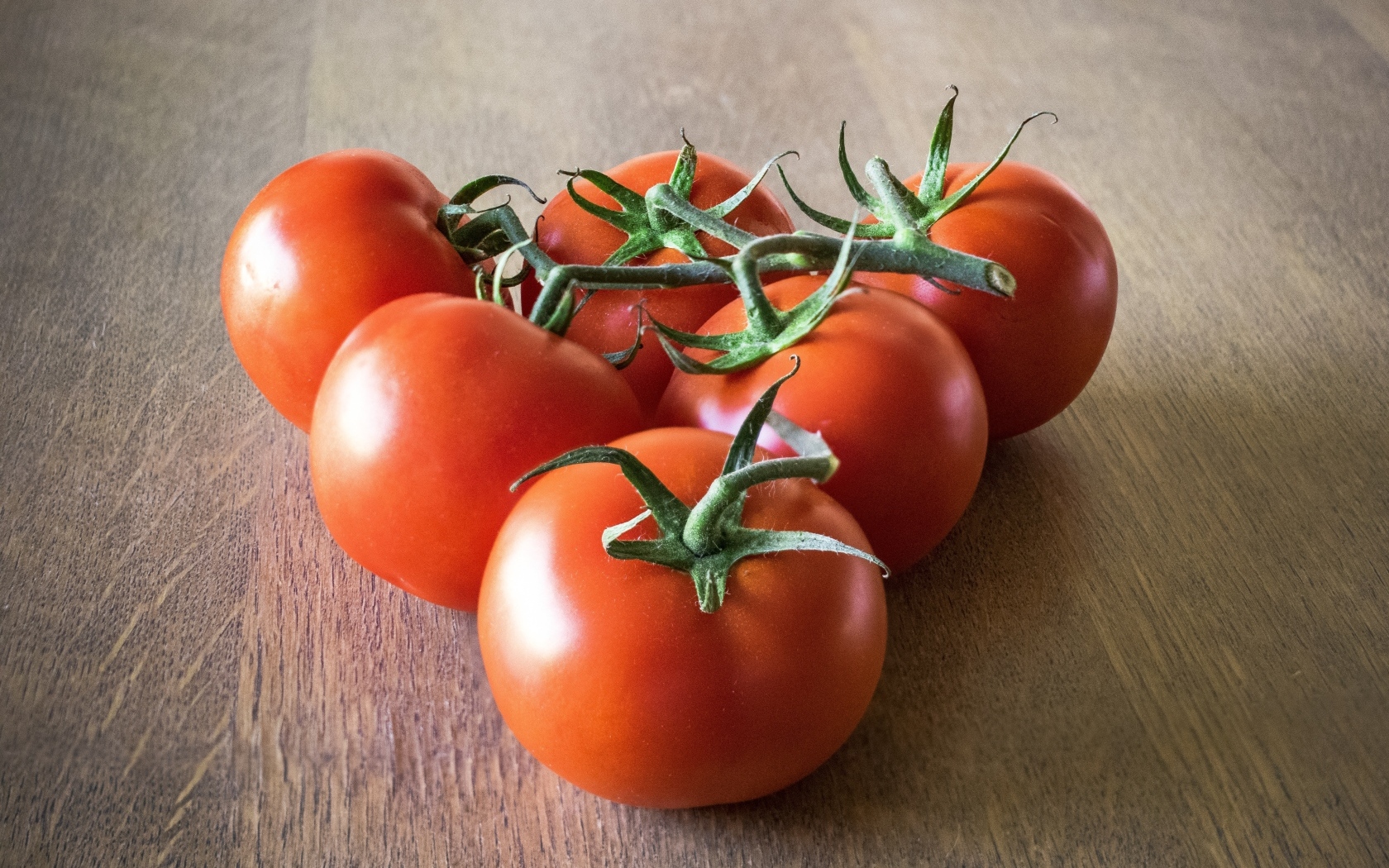 Спелые вкусные круглые красные помидоры