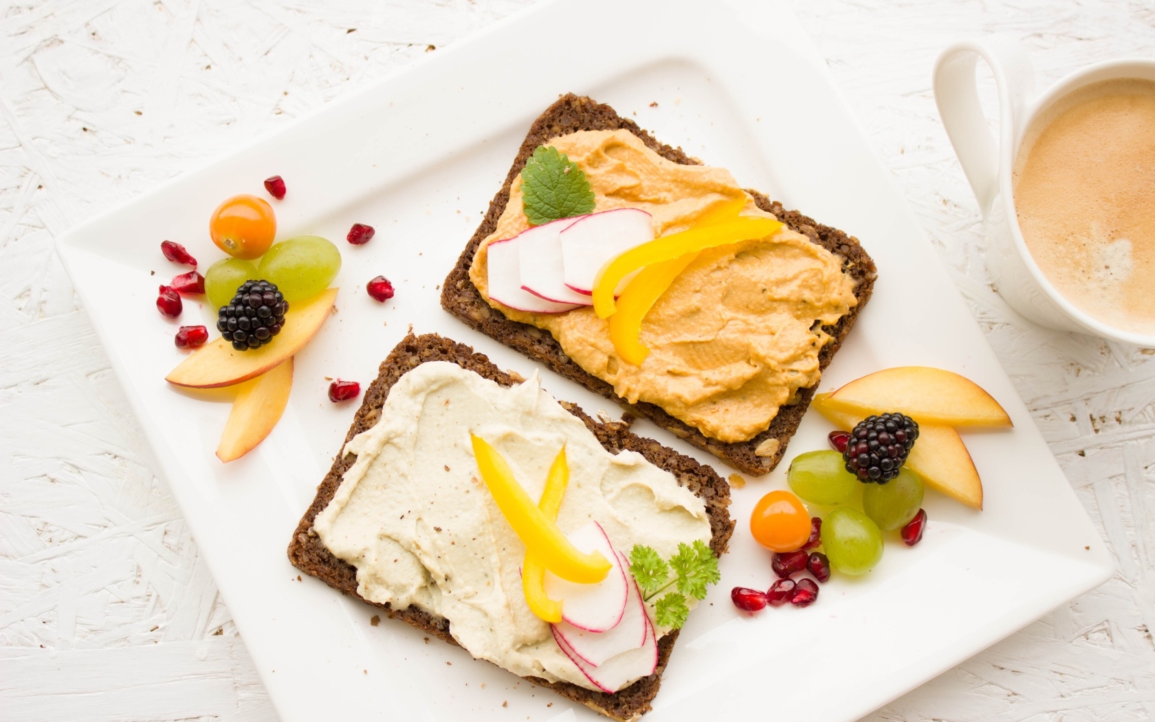 Бутерброды с паштетом на тарелке