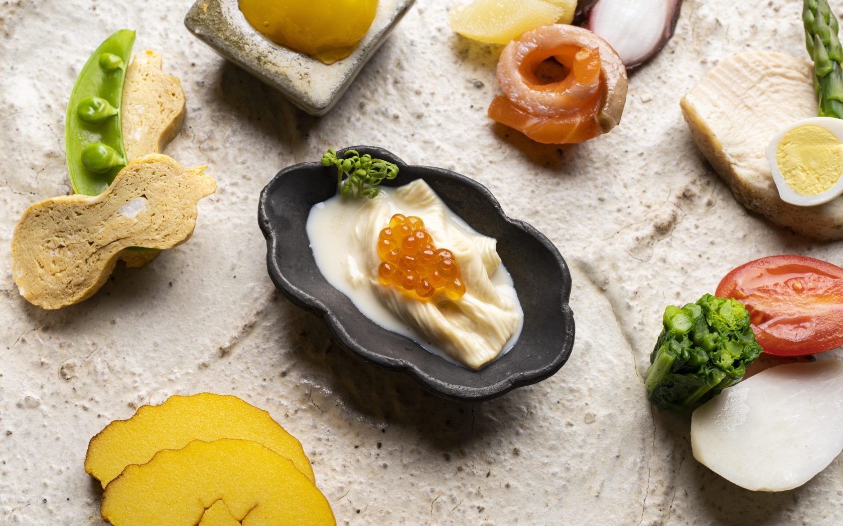 Закуски на столе с соусом