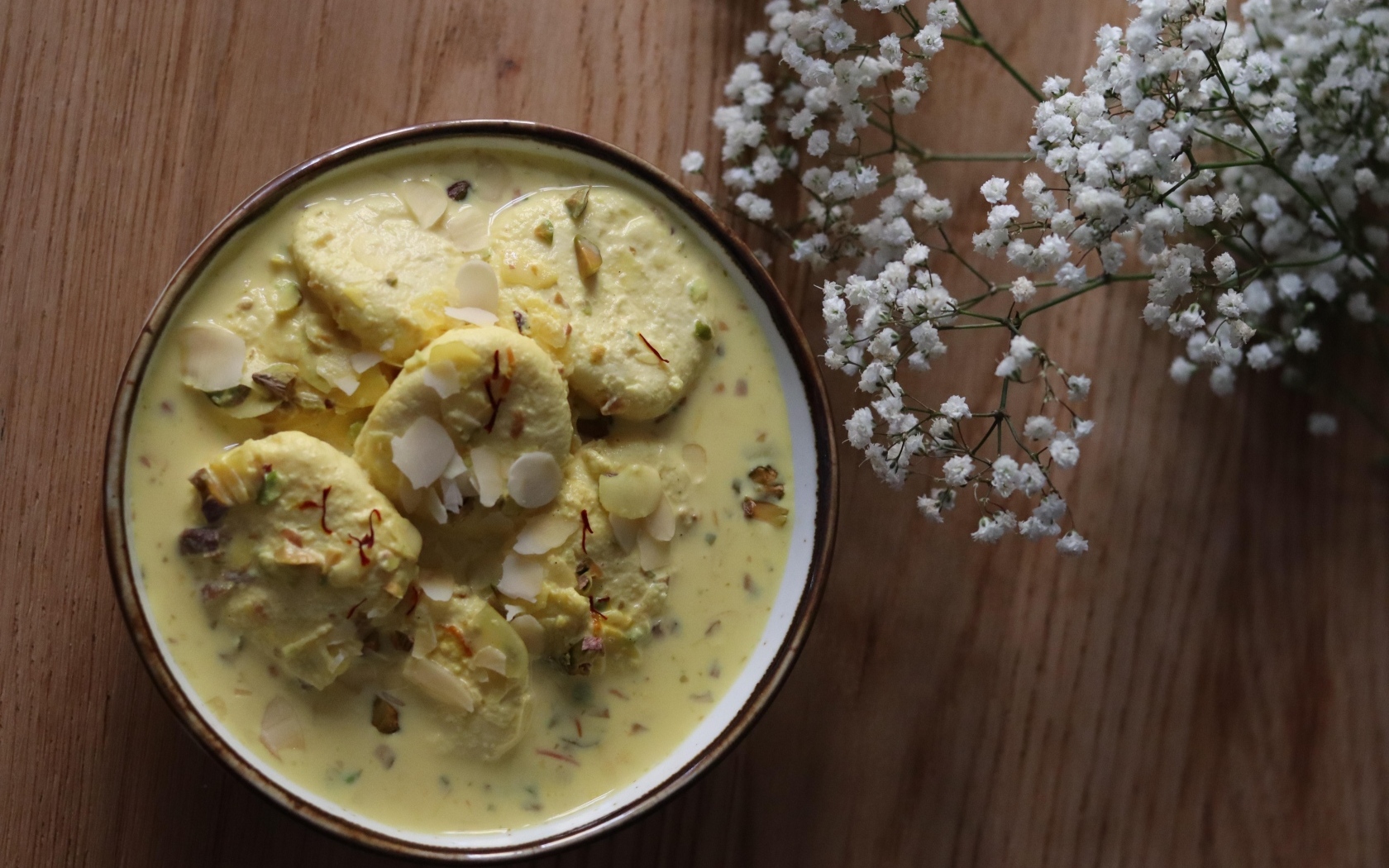 Суп с сыром в миске на столе с цветами