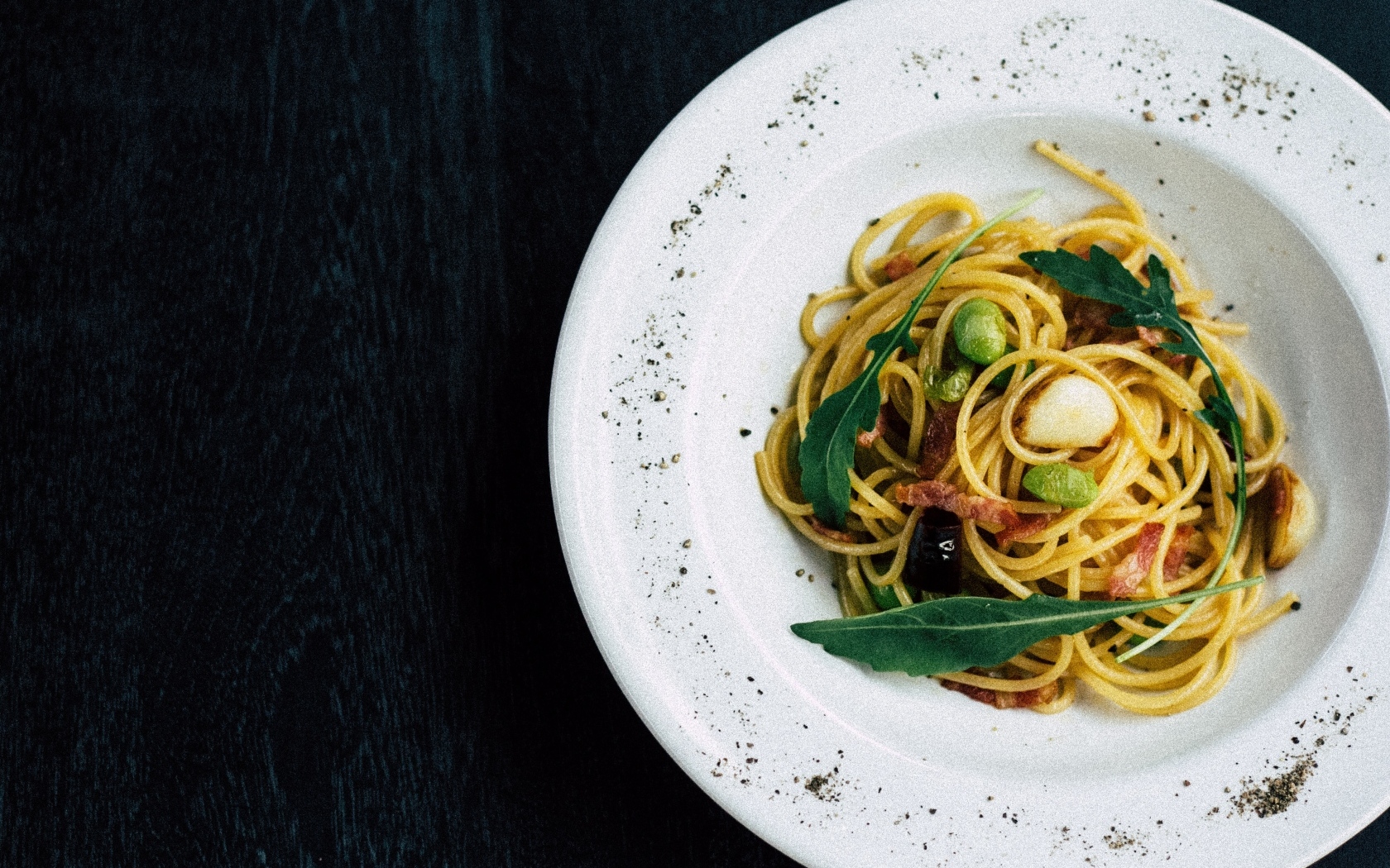 Спагетти с курицей в большой белой тарелке